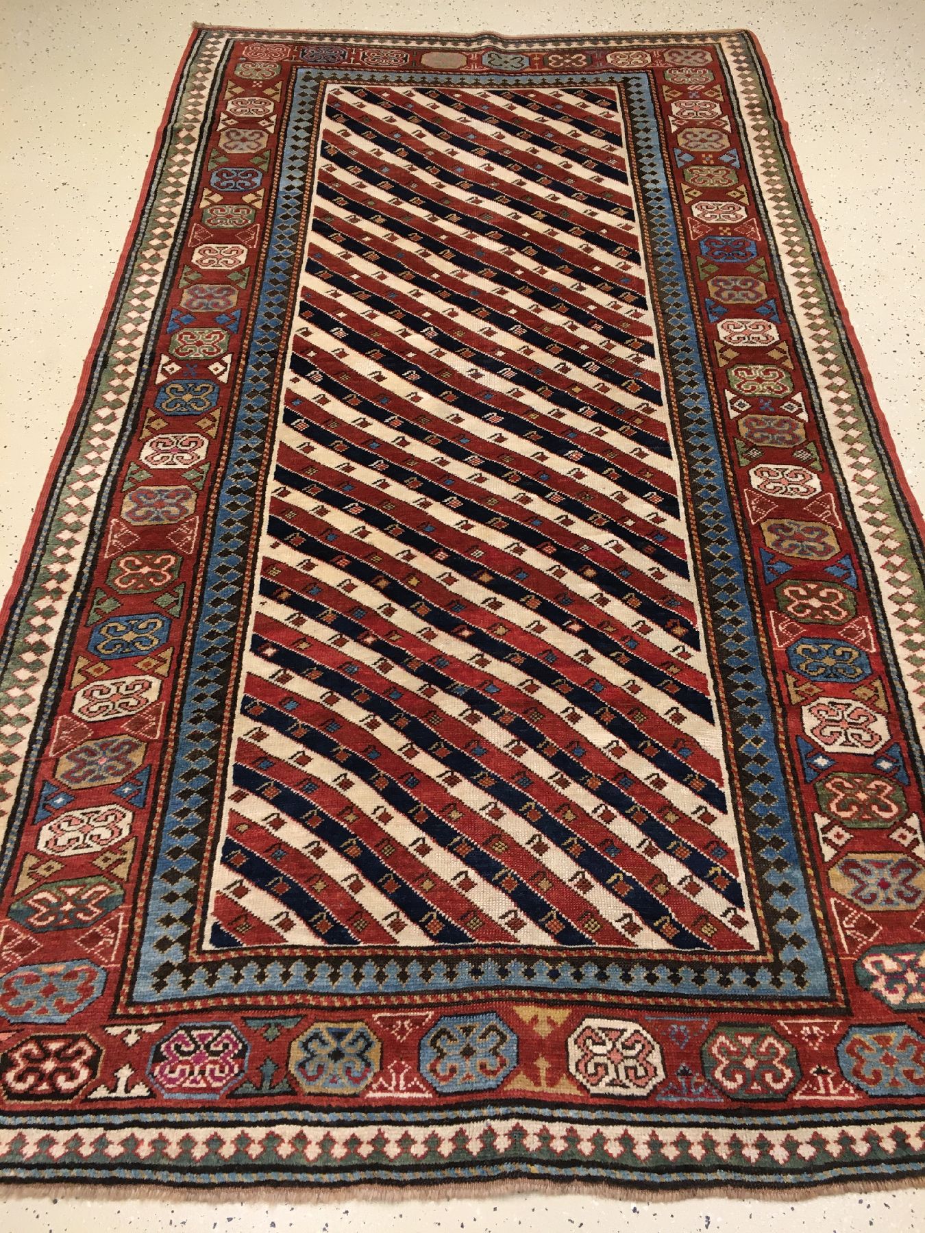 Detail a: Streifen Kasak antik, Südkaukasus, Ende 19.Jhd., Wolle geknüpft auf Wolle. Südkaukasischer Long-Rug Teppich mit rot-blau und weißen ...