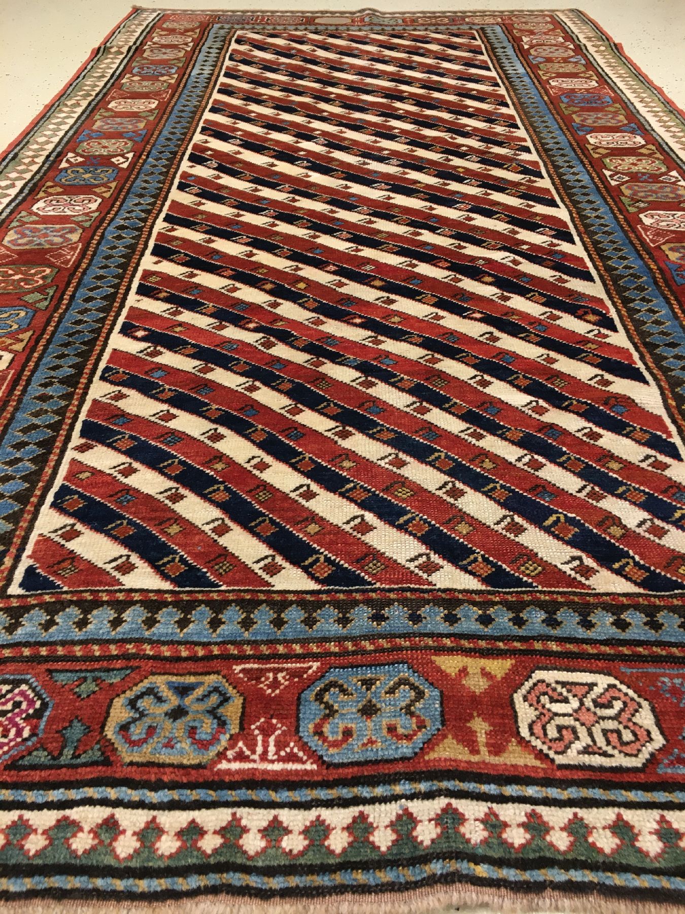 Detail b: Streifen Kasak antik, Südkaukasus, Ende 19.Jhd., Wolle geknüpft auf Wolle. Südkaukasischer Long-Rug Teppich mit rot-blau und weißen ...