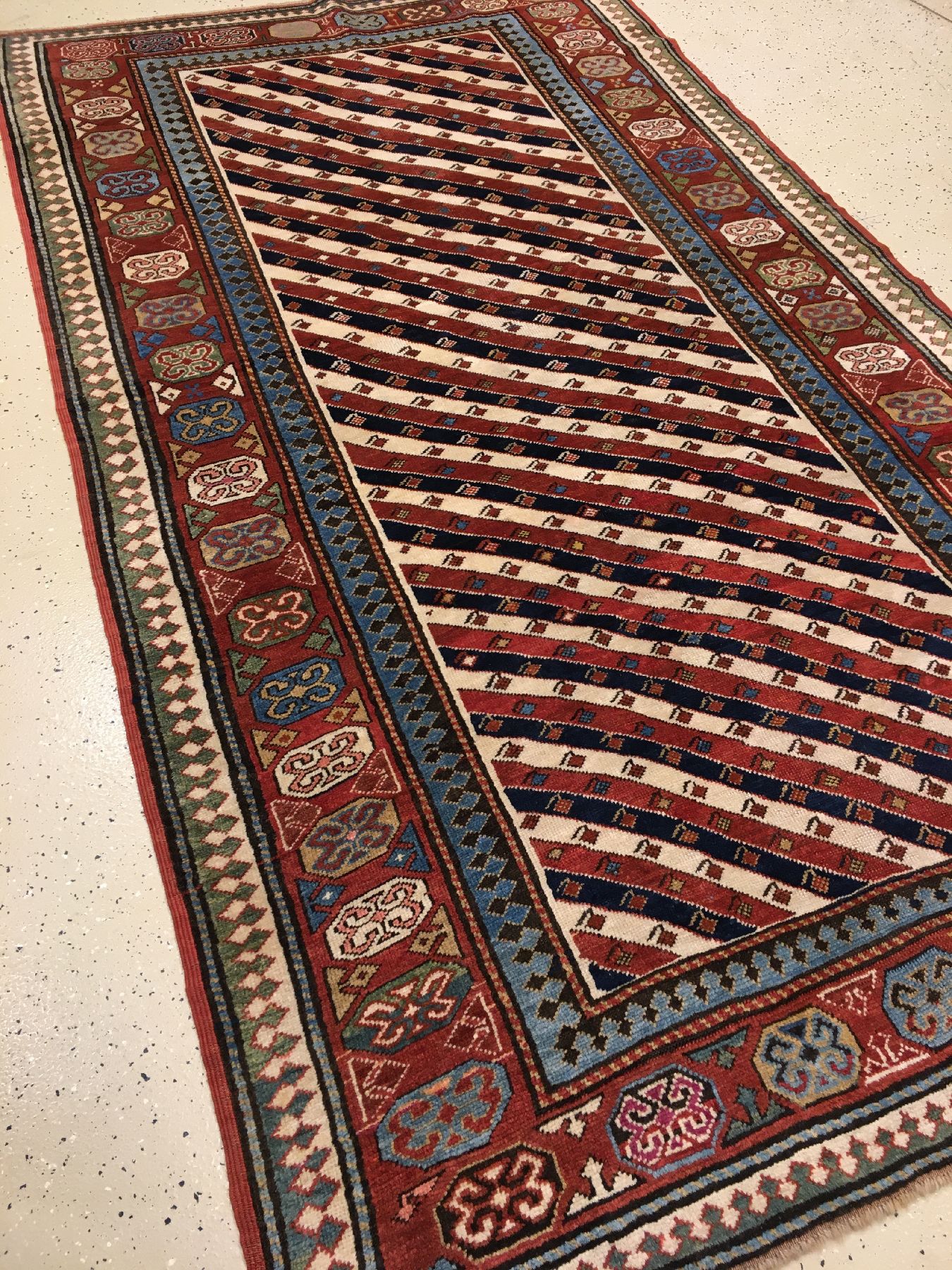 Detail c: Streifen Kasak antik, Südkaukasus, Ende 19.Jhd., Wolle geknüpft auf Wolle. Südkaukasischer Long-Rug Teppich mit rot-blau und weißen ...