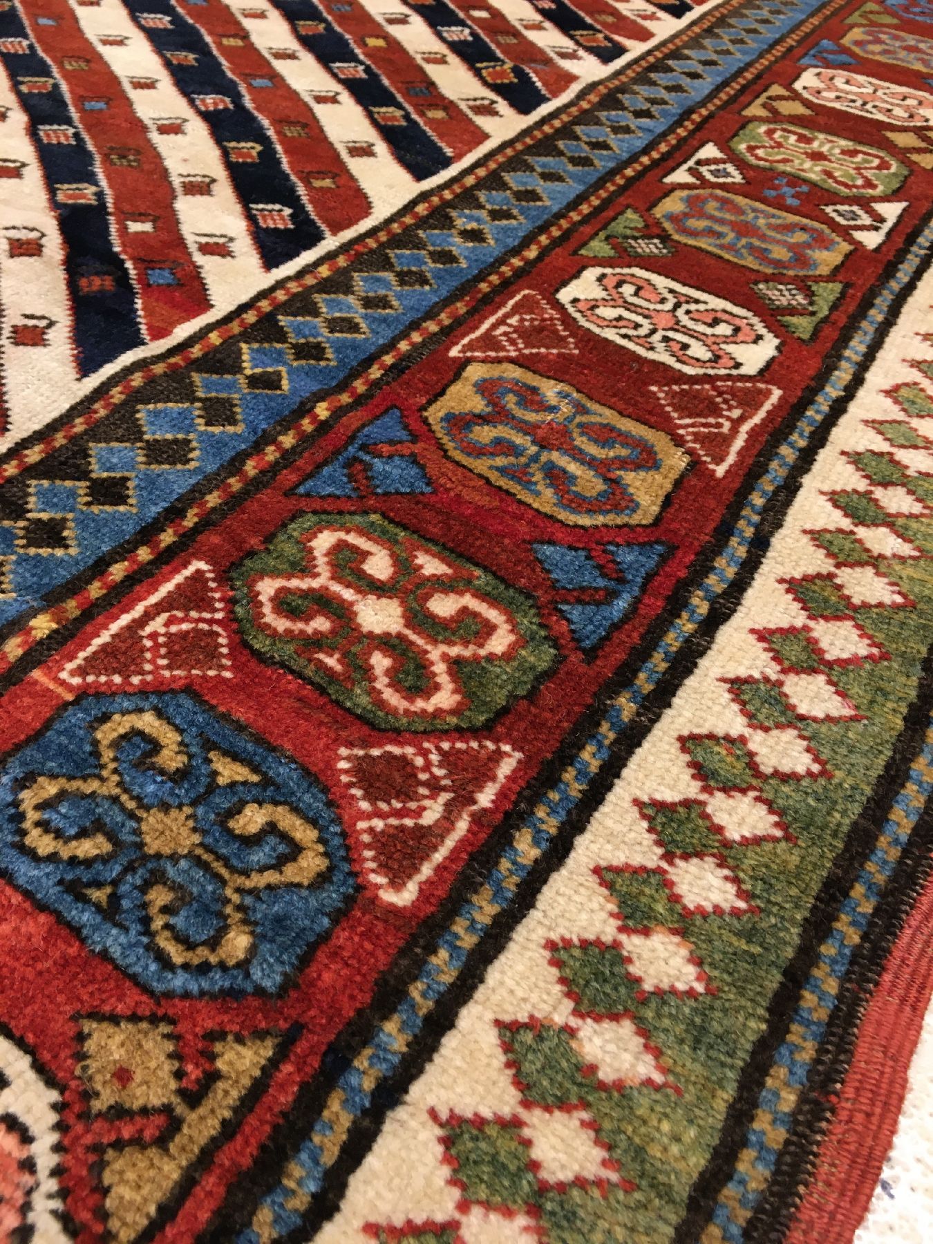 Detail e: Streifen Kasak antik, Südkaukasus, Ende 19.Jhd., Wolle geknüpft auf Wolle. Südkaukasischer Long-Rug Teppich mit rot-blau und weißen ...