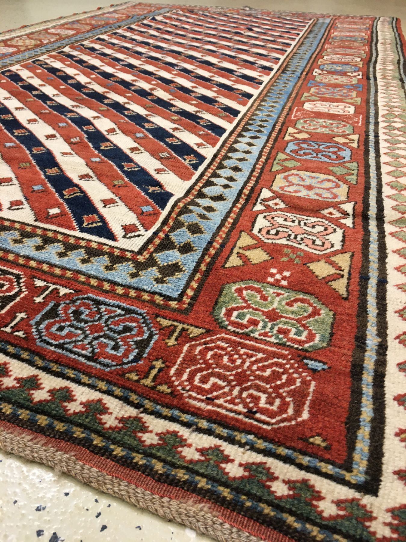 Detail f: Streifen Kasak antik, Südkaukasus, Ende 19.Jhd., Wolle geknüpft auf Wolle. Südkaukasischer Long-Rug Teppich mit rot-blau und weißen ...