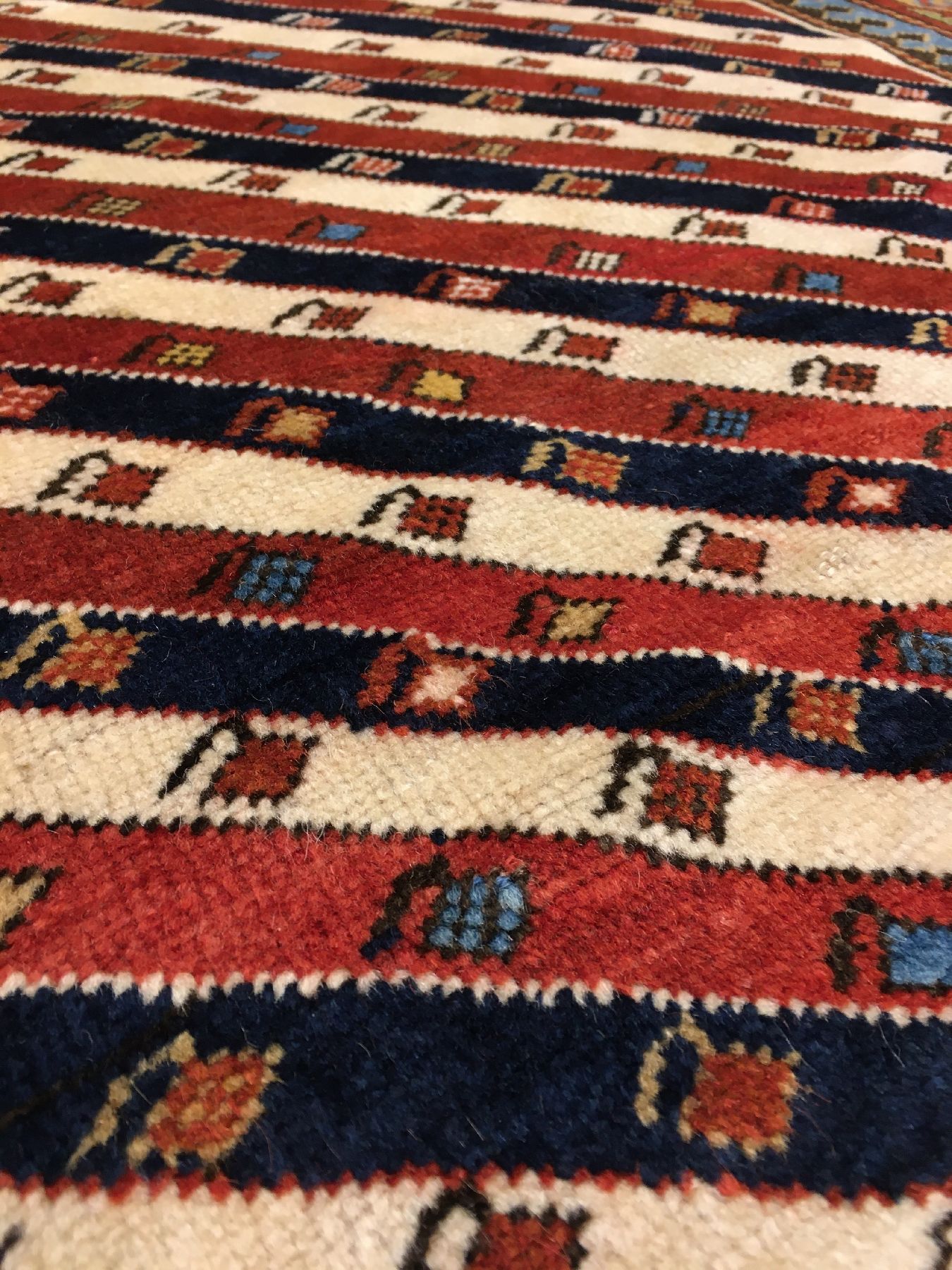 Detail g: Streifen Kasak antik, Südkaukasus, Ende 19.Jhd., Wolle geknüpft auf Wolle. Südkaukasischer Long-Rug Teppich mit rot-blau und weißen ...