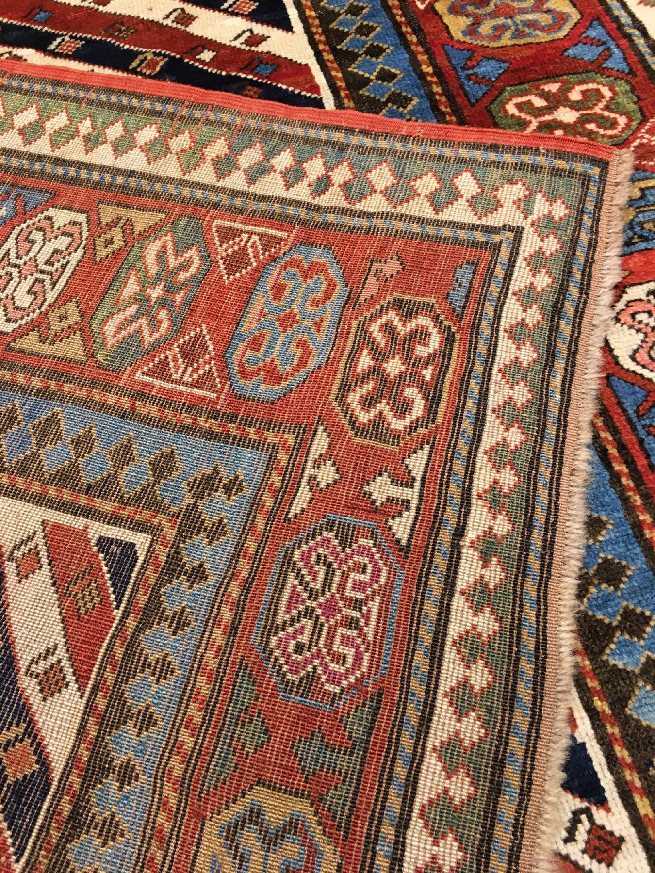 Detail h: Streifen Kasak antik, Südkaukasus, Ende 19.Jhd., Wolle geknüpft auf Wolle. Südkaukasischer Long-Rug Teppich mit rot-blau und weißen ...