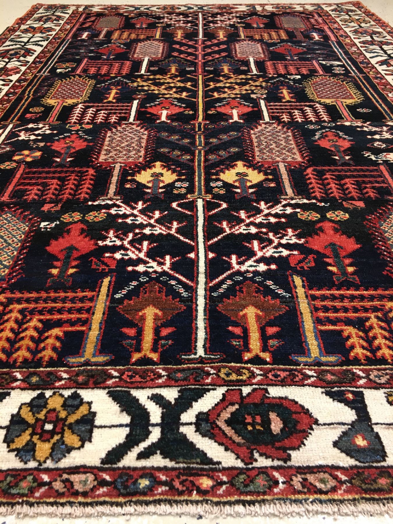 Detail b: Feiner Bachtiari antik (Baum-Garten Design), Westliches Zentralpersien, um 1900, Wolle geknüpft auf Baumwolle. Dekorativer Teppich der Bachtiaren ...