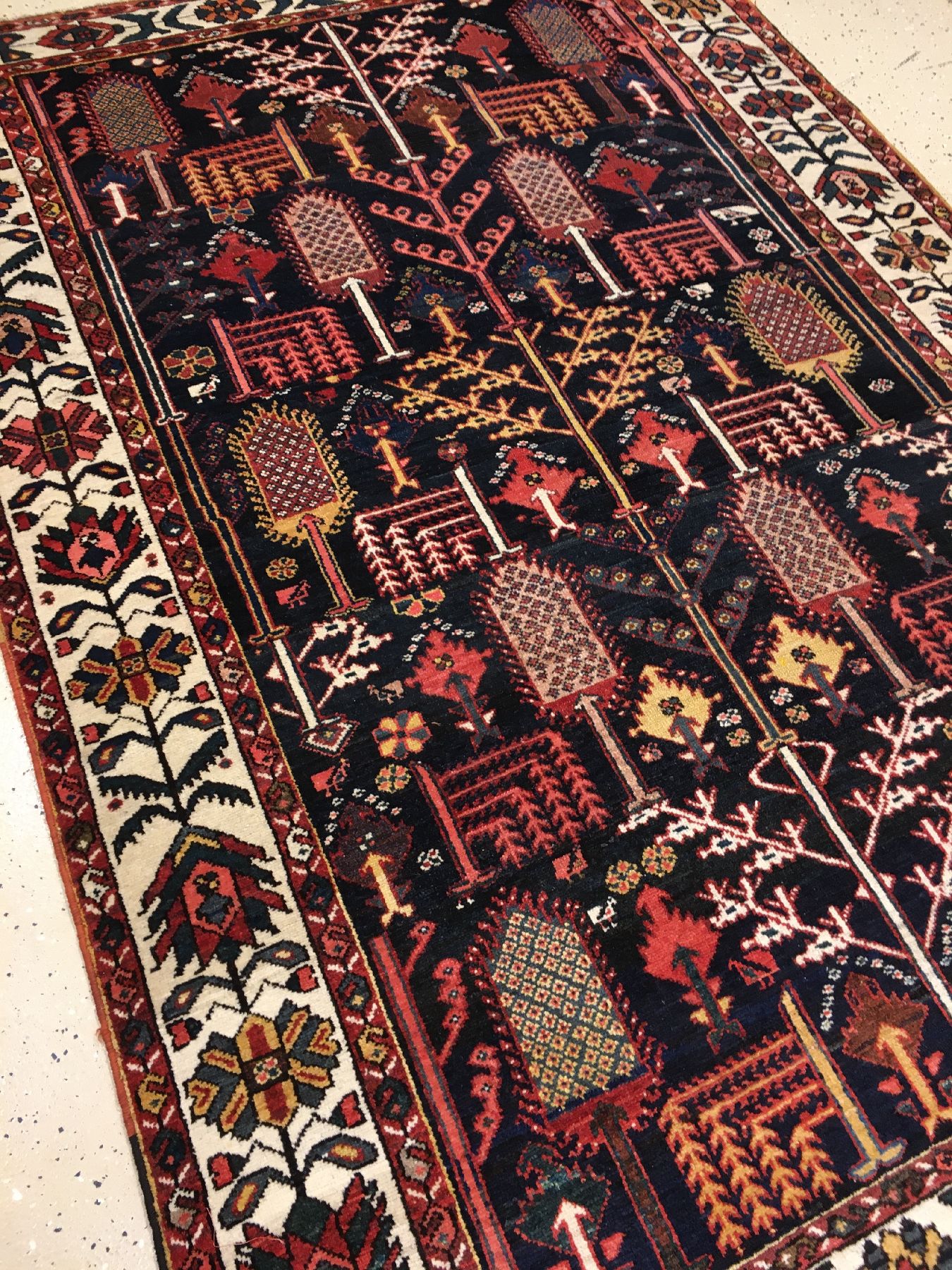 Detail c: Feiner Bachtiari antik (Baum-Garten Design), Westliches Zentralpersien, um 1900, Wolle geknüpft auf Baumwolle. Dekorativer Teppich der Bachtiaren ...