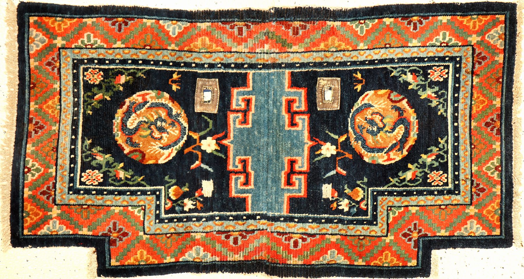 Feiner Schigatse "Makden" antik (Drachen), Südtibet, um 1900, Wolle geknüpft auf Wolle. Tibetische Sattelauflage in feiner Qualität, ...