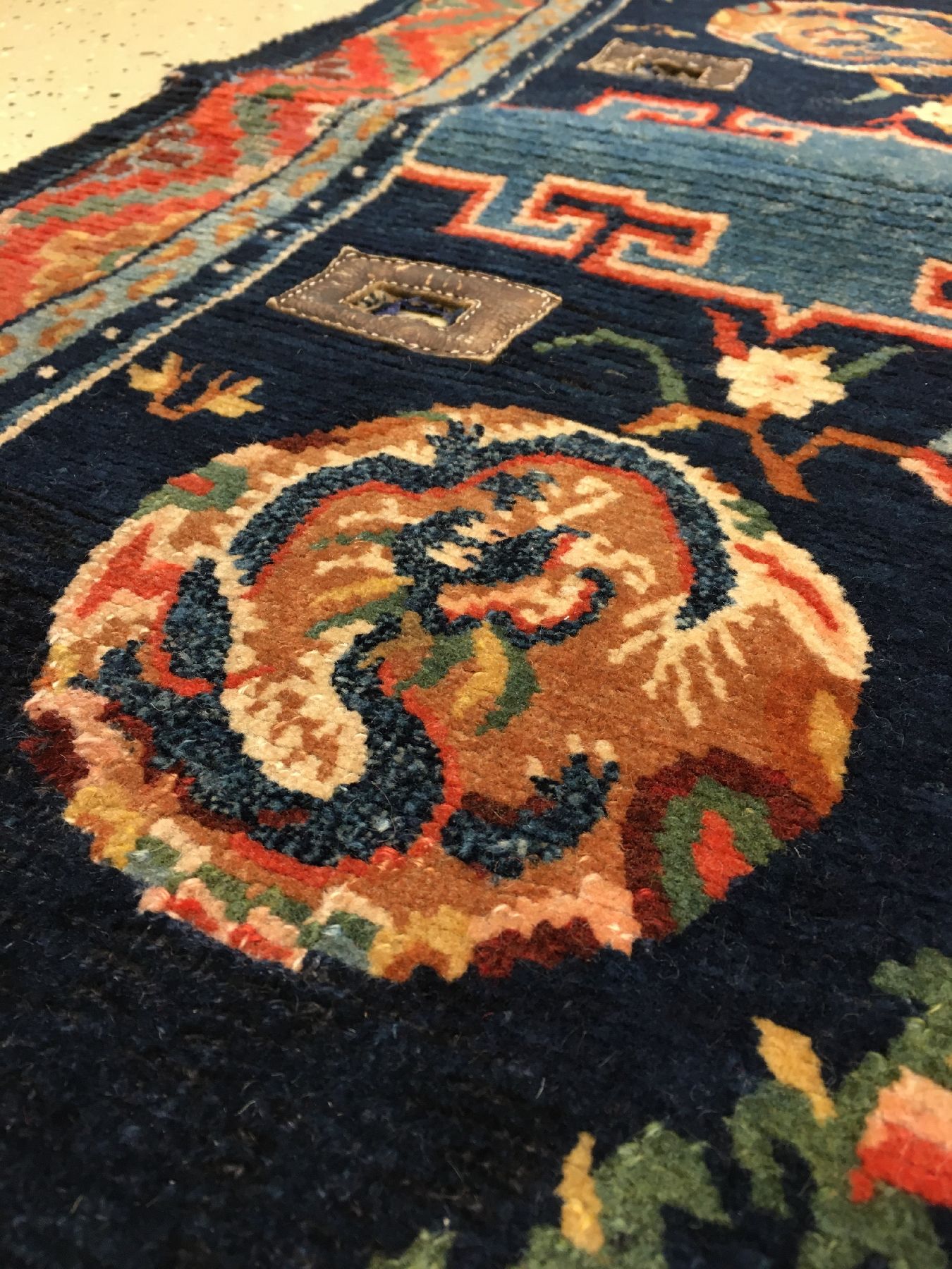 Detail b: Feiner Schigatse "Makden" antik (Drachen), Südtibet, um 1900, Wolle geknüpft auf Wolle. Tibetische Sattelauflage in feiner Qualität, ...