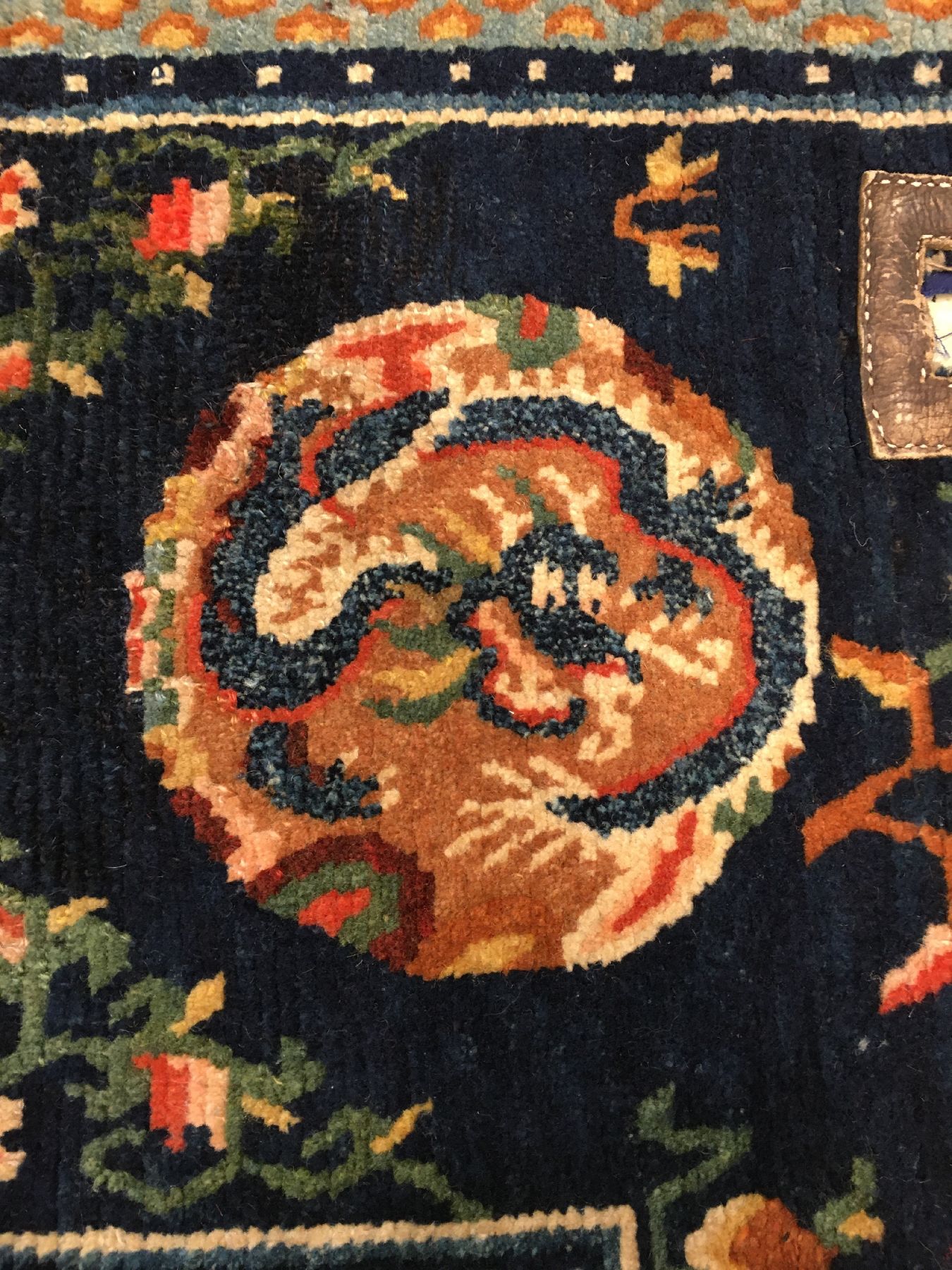 Detail d: Feiner Schigatse "Makden" antik (Drachen), Südtibet, um 1900, Wolle geknüpft auf Wolle. Tibetische Sattelauflage in feiner Qualität, ...