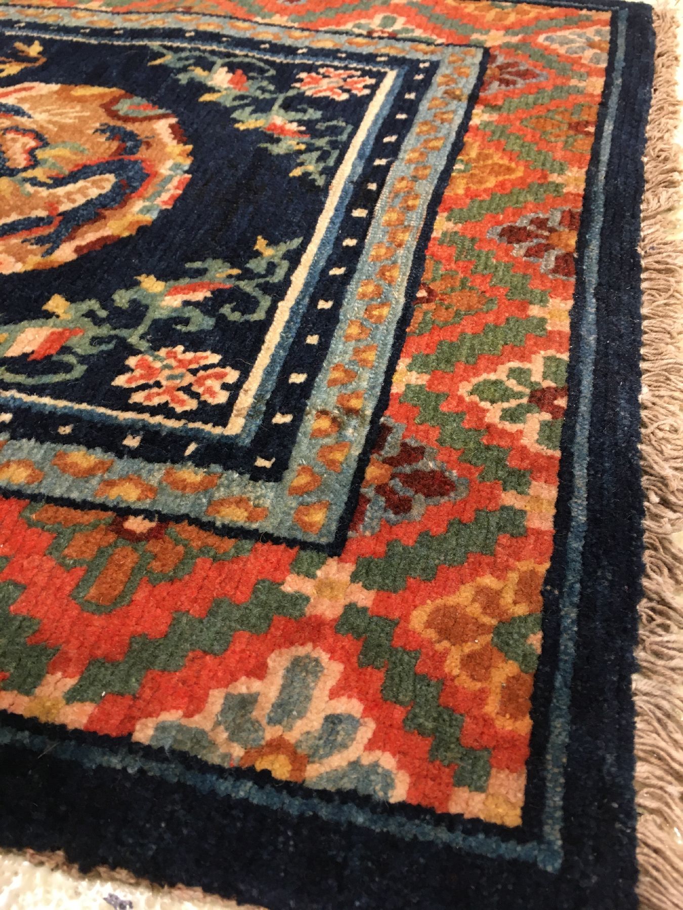 Detail e: Feiner Schigatse "Makden" antik (Drachen), Südtibet, um 1900, Wolle geknüpft auf Wolle. Tibetische Sattelauflage in feiner Qualität, ...