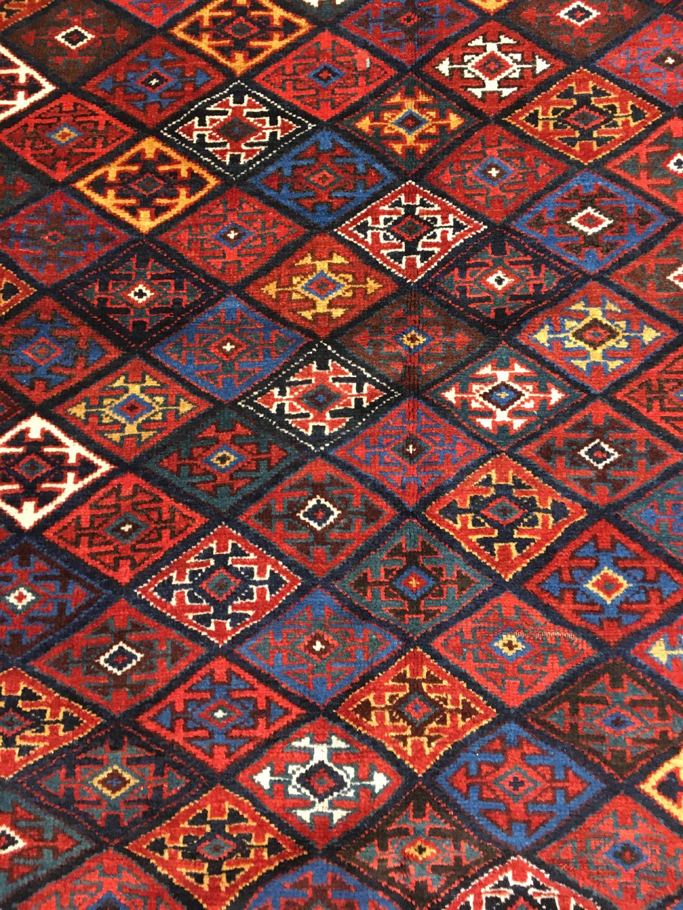 Detail d: Feiner Veramin antik, Nordpersien, Ende 19.Jhd., Wolle geknüpft auf Wolle/Ziegenhaar. Eine Arbeit der Veramin Kurden in Nordpersien mit Rauten ...