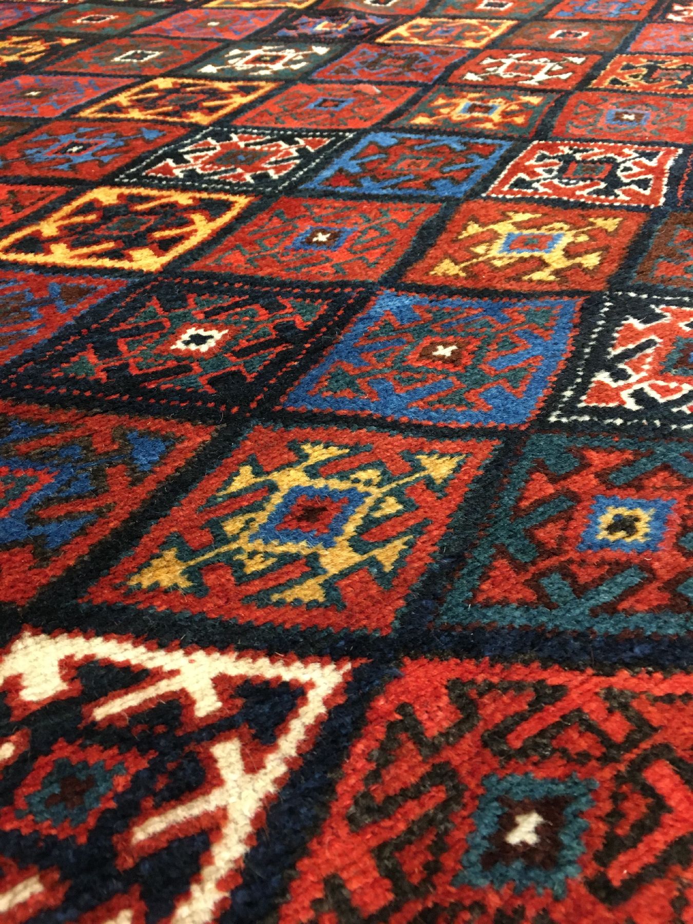 Detail e: Feiner Veramin antik, Nordpersien, Ende 19.Jhd., Wolle geknüpft auf Wolle/Ziegenhaar. Eine Arbeit der Veramin Kurden in Nordpersien mit Rauten ...