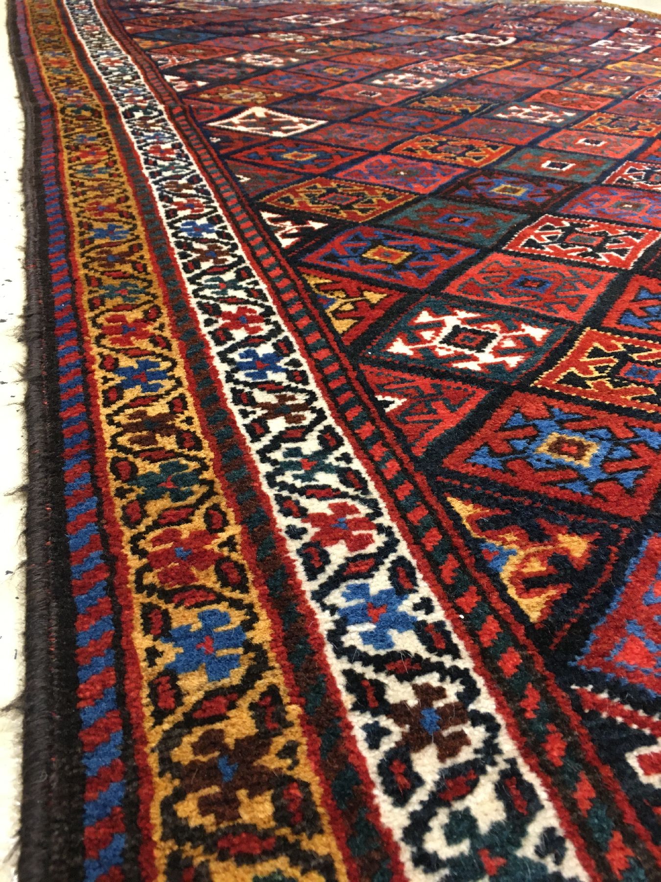 Detail f: Feiner Veramin antik, Nordpersien, Ende 19.Jhd., Wolle geknüpft auf Wolle/Ziegenhaar. Eine Arbeit der Veramin Kurden in Nordpersien mit Rauten ...