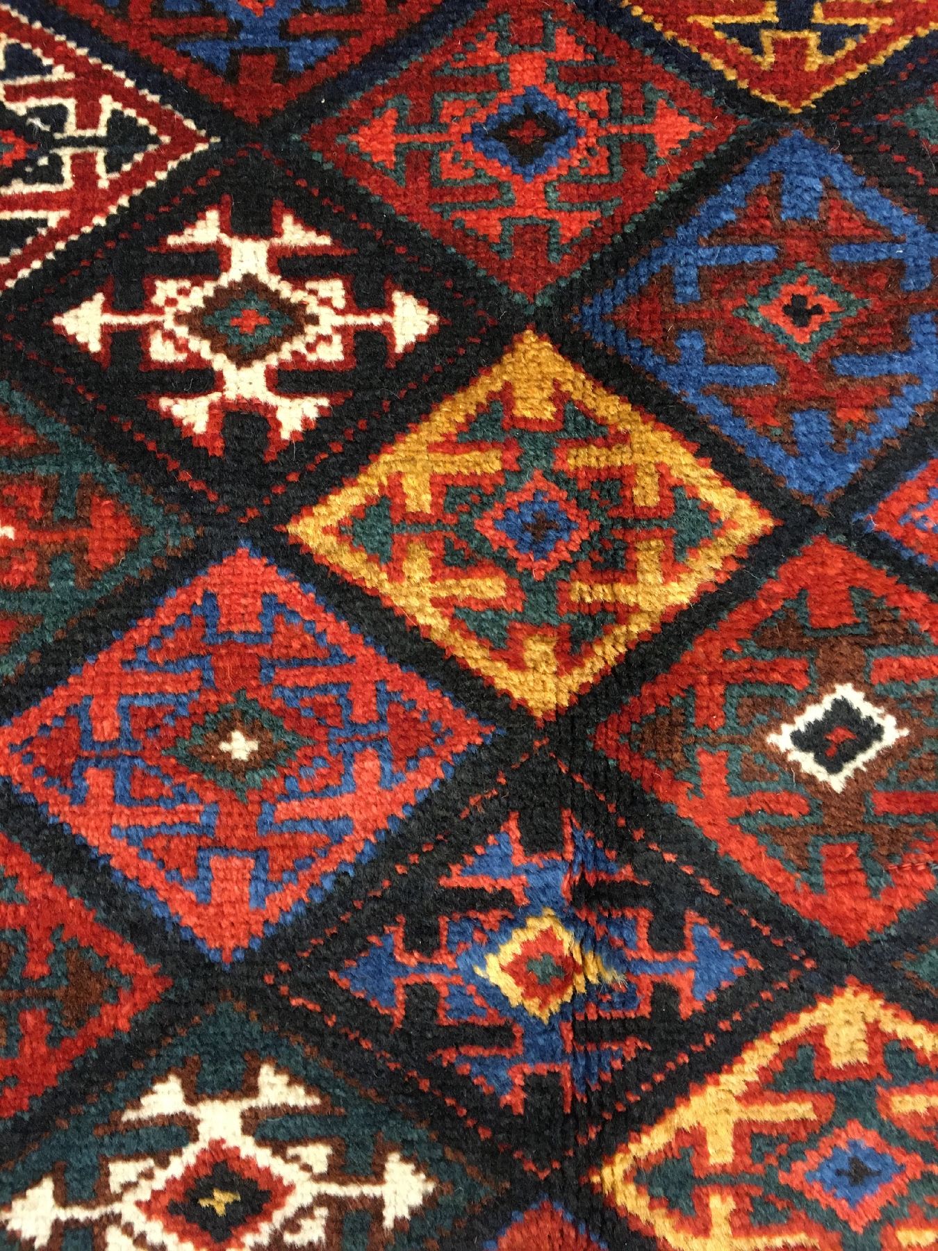 Detail g: Feiner Veramin antik, Nordpersien, Ende 19.Jhd., Wolle geknüpft auf Wolle/Ziegenhaar. Eine Arbeit der Veramin Kurden in Nordpersien mit Rauten ...
