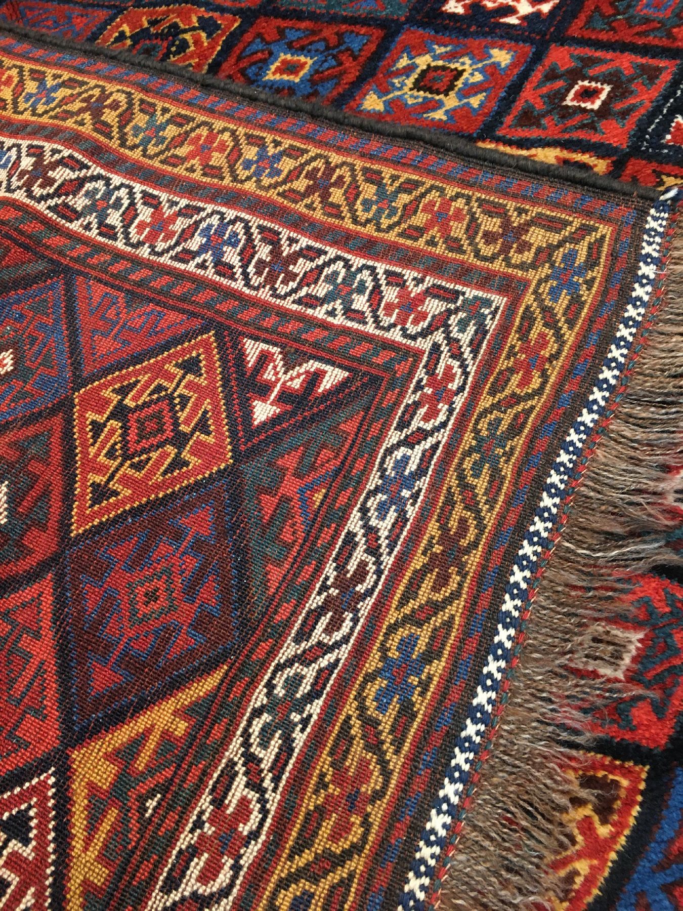 Detail h: Feiner Veramin antik, Nordpersien, Ende 19.Jhd., Wolle geknüpft auf Wolle/Ziegenhaar. Eine Arbeit der Veramin Kurden in Nordpersien mit Rauten ...