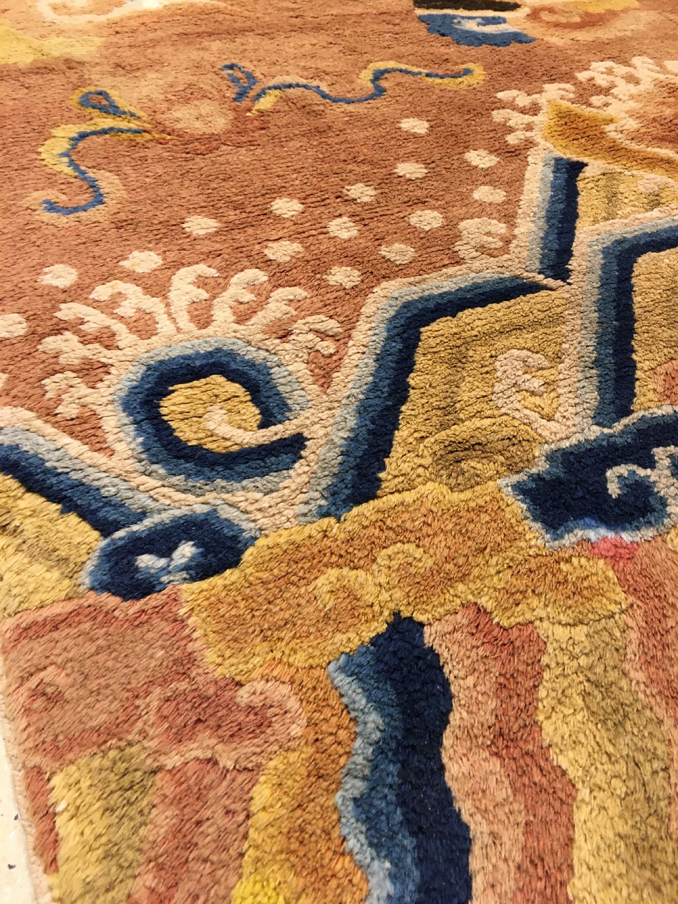 Detail g: Seltener Ning-Hsia "Tempelteppich" antik (Lama Aufruf zum Gebet), Westchina, 1.Hälfte 19.Jhd., Wolle geknüpft auf Baumwolle. Rarer ...