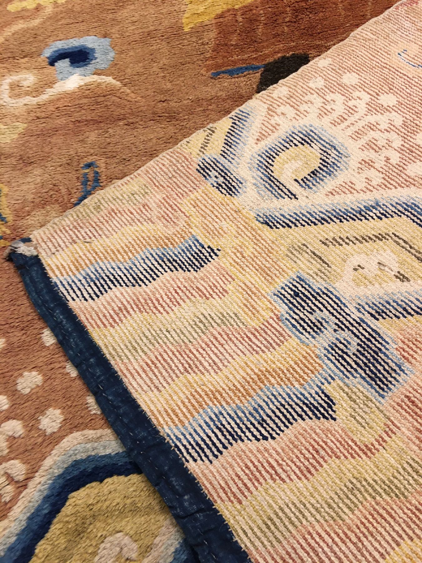 Detail h: Seltener Ning-Hsia "Tempelteppich" antik (Lama Aufruf zum Gebet), Westchina, 1.Hälfte 19.Jhd., Wolle geknüpft auf Baumwolle. Rarer ...
