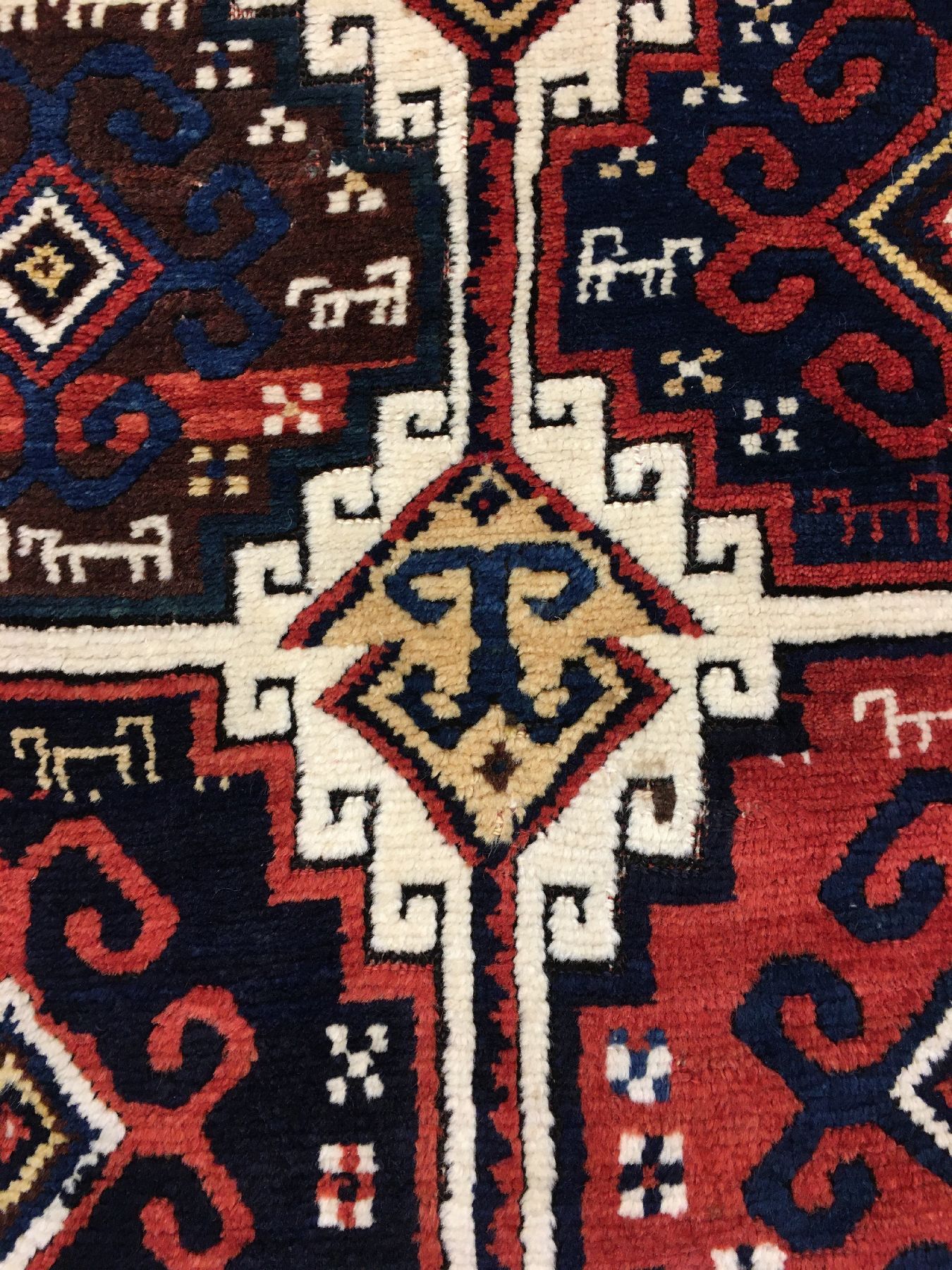 Detail g: Weißgrundiger Zakatale antik (Memling-Güls), Zentralkaukasus, 19.Jhd., Wolle geknüpft auf Wolle. Zehn Memling-Güls mit Tierdarstellungen belegen ...