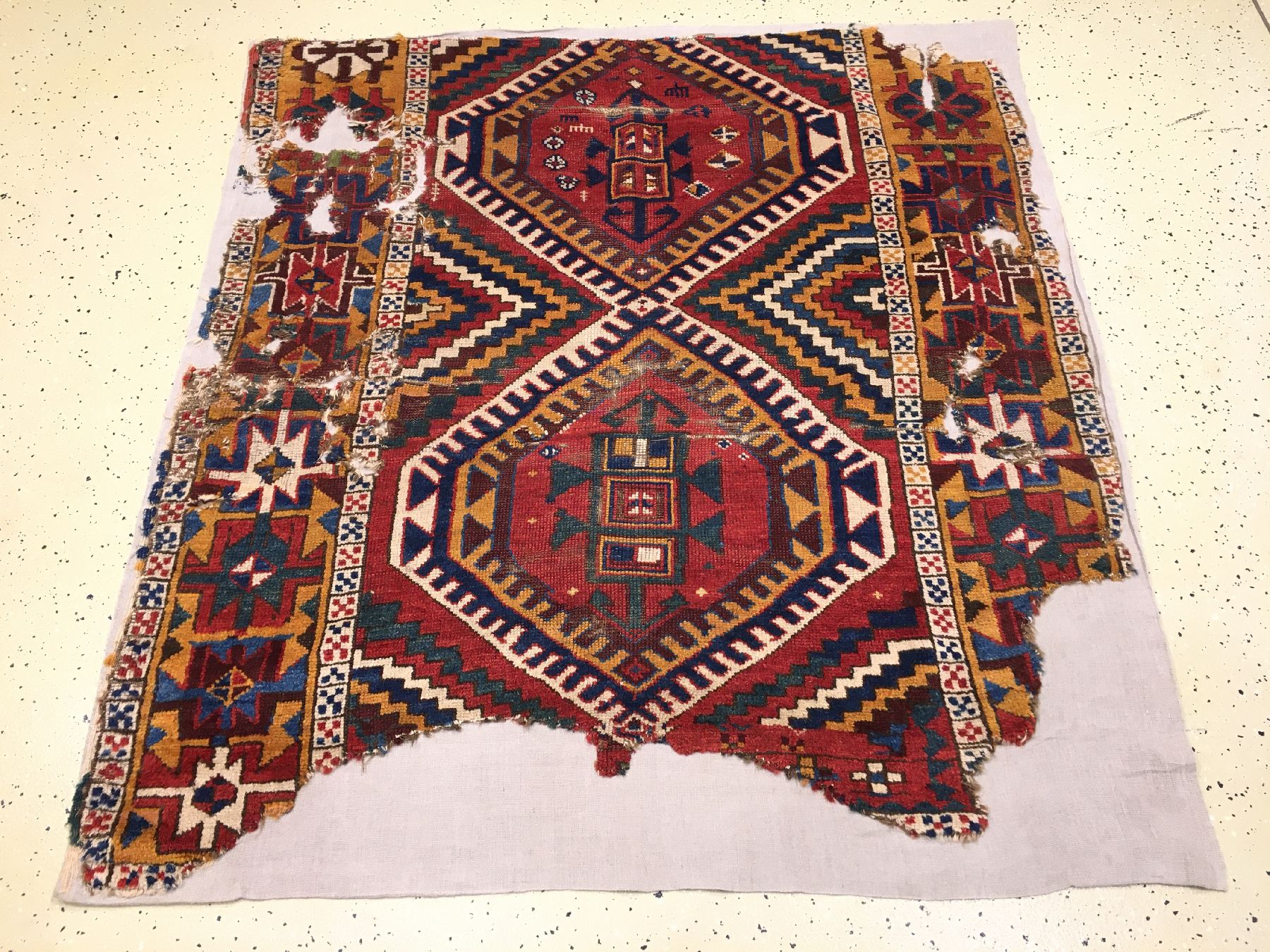 Detail a: Frühes Zentralanatolisches "Fragment" antik, Zentralanatolien Konya-Region, 1.Hälfte 19.Jhd., Wolle geknüpft auf Wolle. Kurdisches ...