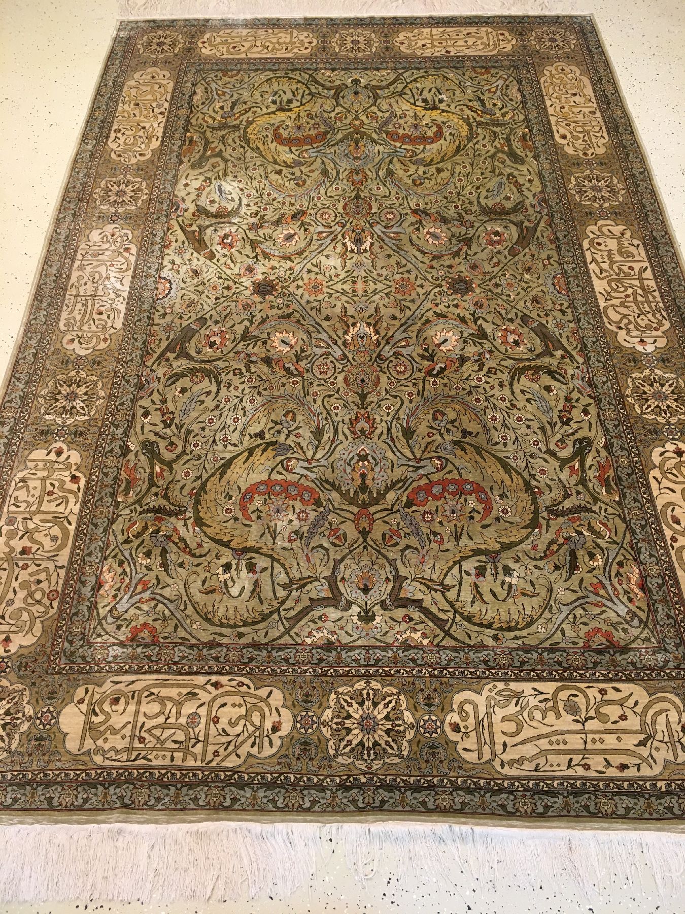 Detail a: Sehr feiner Seiden Hereke alt (Signiert), Türkei, um 1940, reine Naturseide mit Metall-Highlights. Enorm fein geknüpfter Seiden Hereke im großen ...