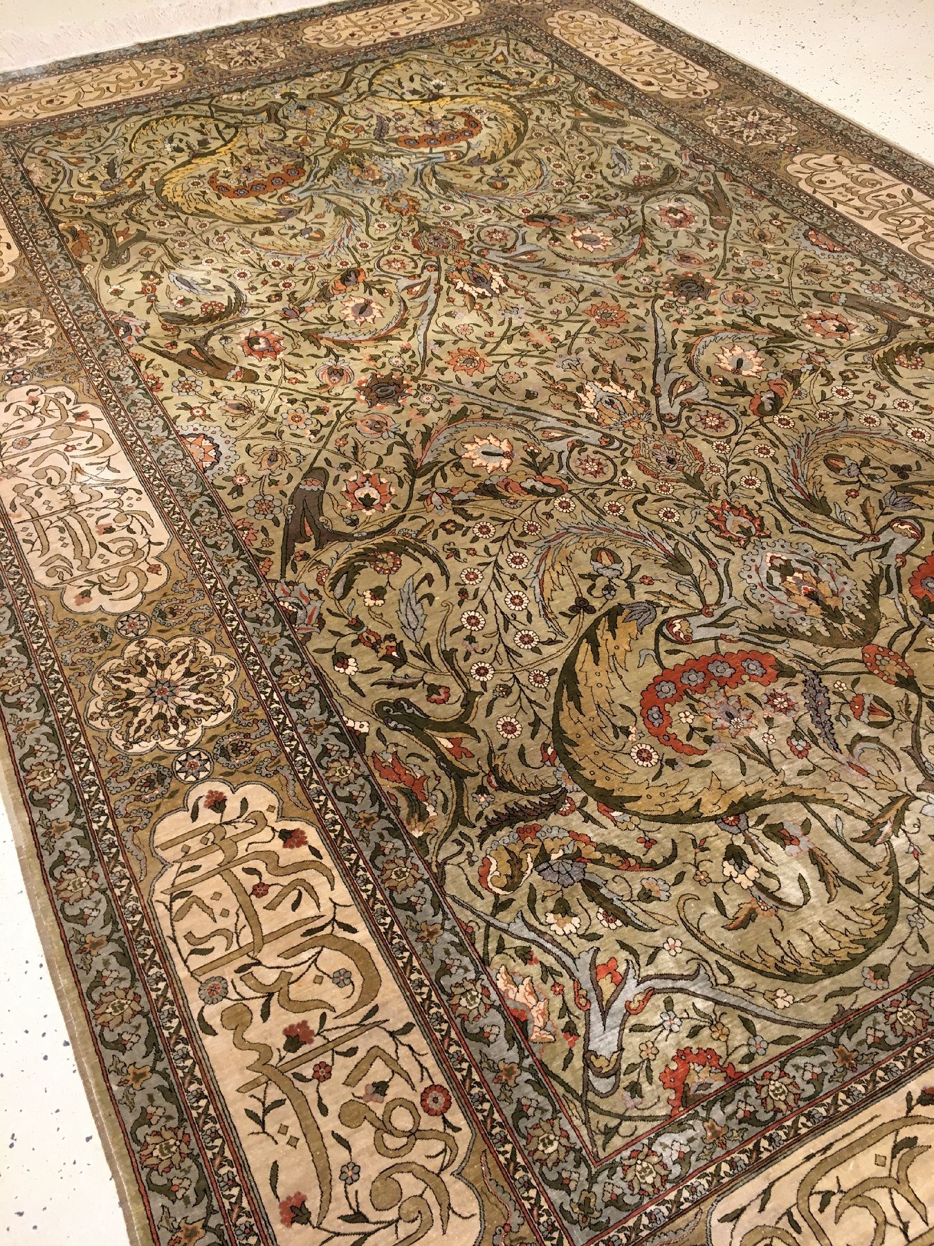 Detail b: Sehr feiner Seiden Hereke alt (Signiert), Türkei, um 1940, reine Naturseide mit Metall-Highlights. Enorm fein geknüpfter Seiden Hereke im großen ...