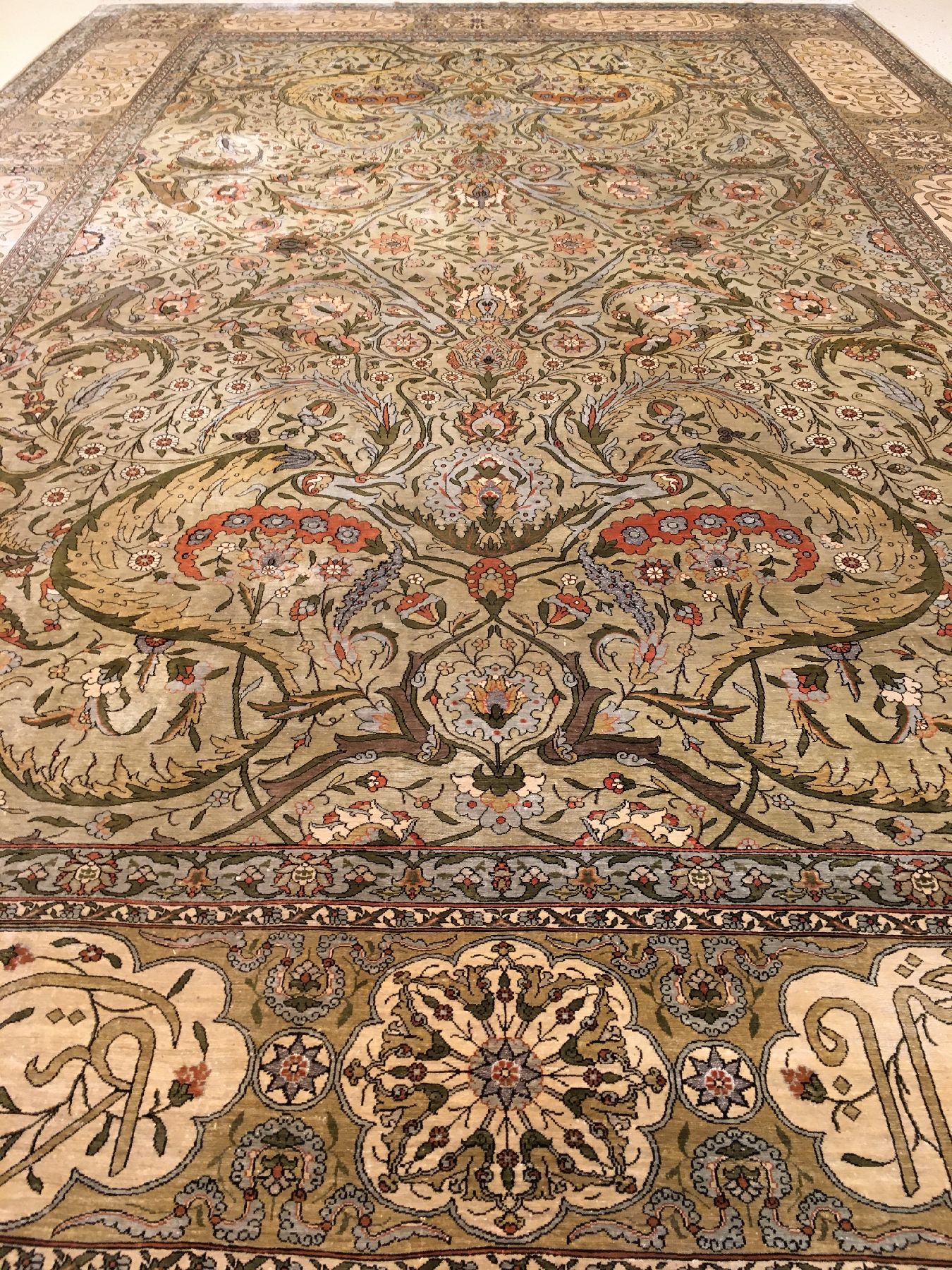 Detail c: Sehr feiner Seiden Hereke alt (Signiert), Türkei, um 1940, reine Naturseide mit Metall-Highlights. Enorm fein geknüpfter Seiden Hereke im großen ...