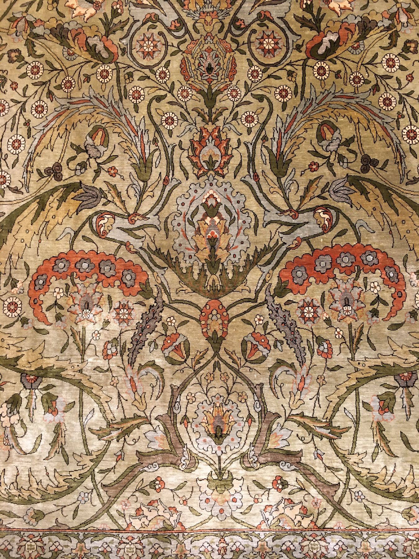 Detail d: Sehr feiner Seiden Hereke alt (Signiert), Türkei, um 1940, reine Naturseide mit Metall-Highlights. Enorm fein geknüpfter Seiden Hereke im großen ...