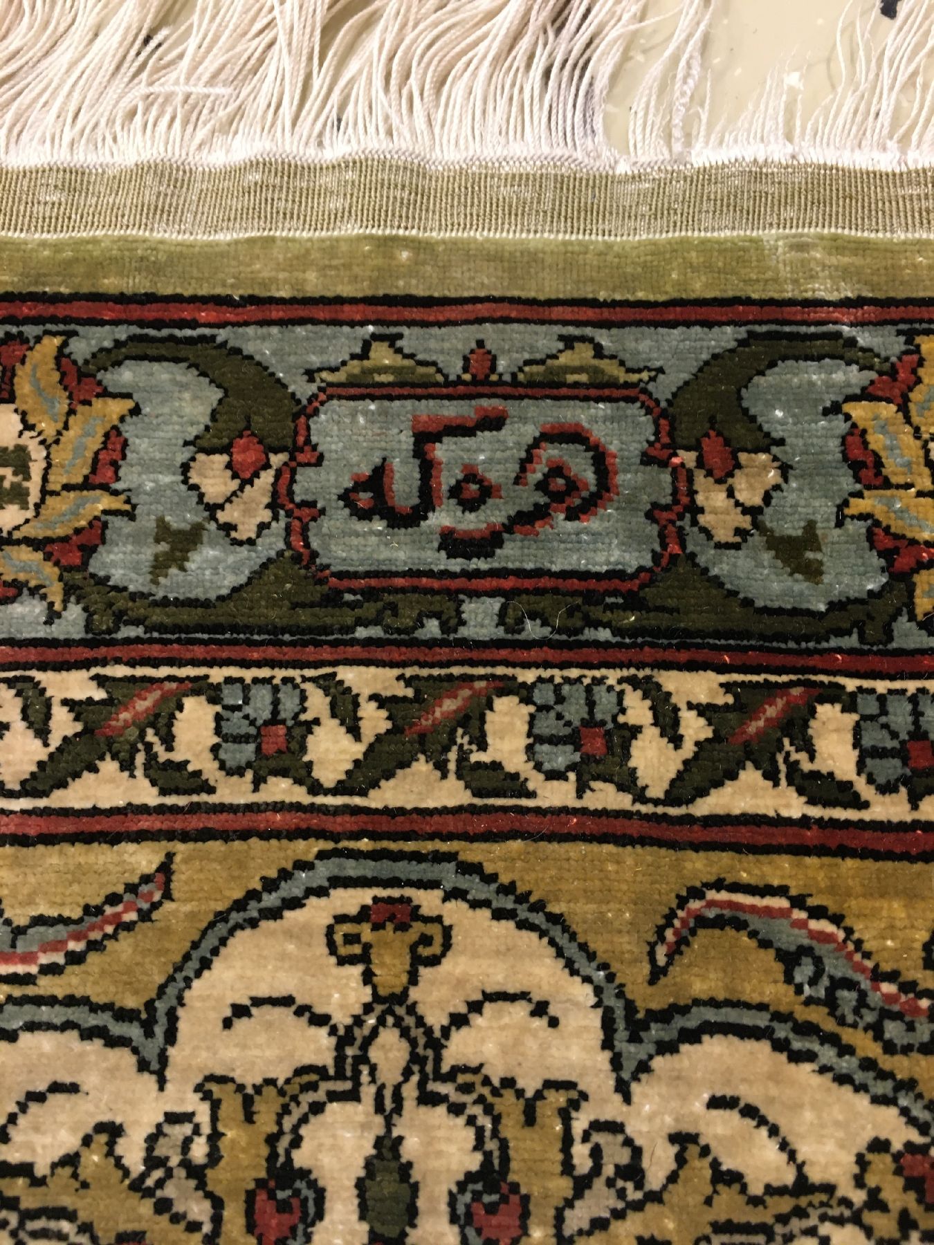 Detail f: Sehr feiner Seiden Hereke alt (Signiert), Türkei, um 1940, reine Naturseide mit Metall-Highlights. Enorm fein geknüpfter Seiden Hereke im großen ...