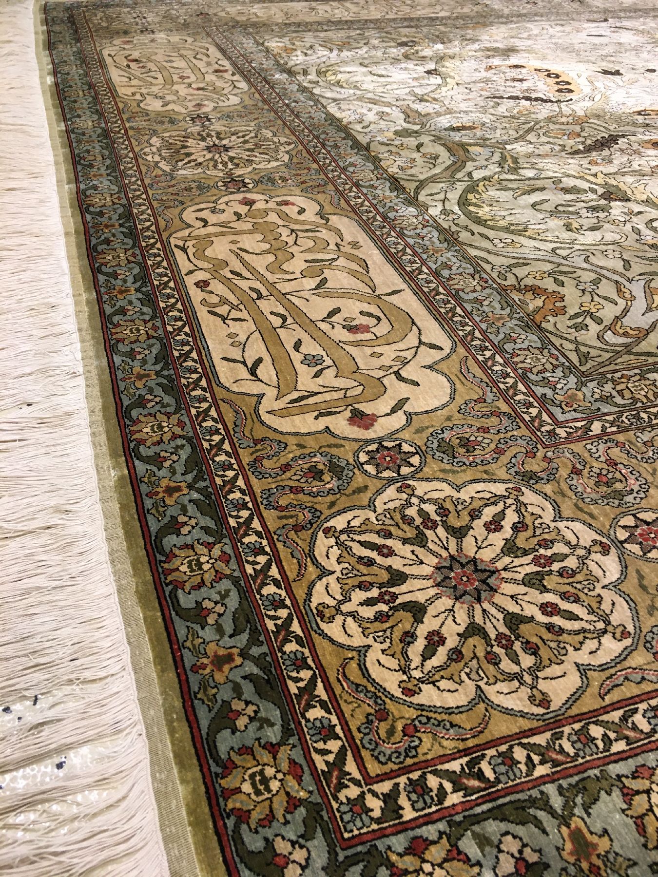 Detail g: Sehr feiner Seiden Hereke alt (Signiert), Türkei, um 1940, reine Naturseide mit Metall-Highlights. Enorm fein geknüpfter Seiden Hereke im großen ...