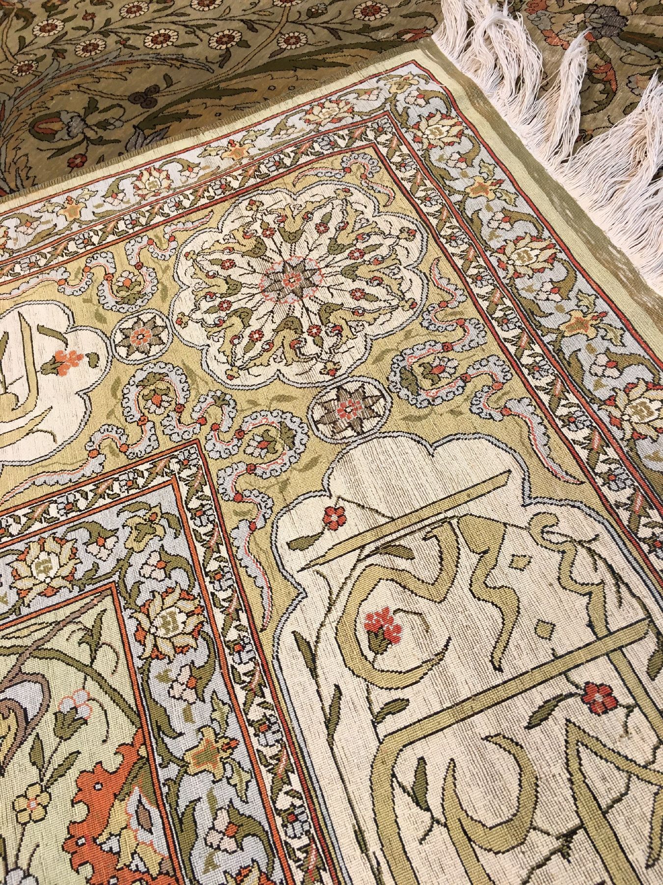 Detail h: Sehr feiner Seiden Hereke alt (Signiert), Türkei, um 1940, reine Naturseide mit Metall-Highlights. Enorm fein geknüpfter Seiden Hereke im großen ...