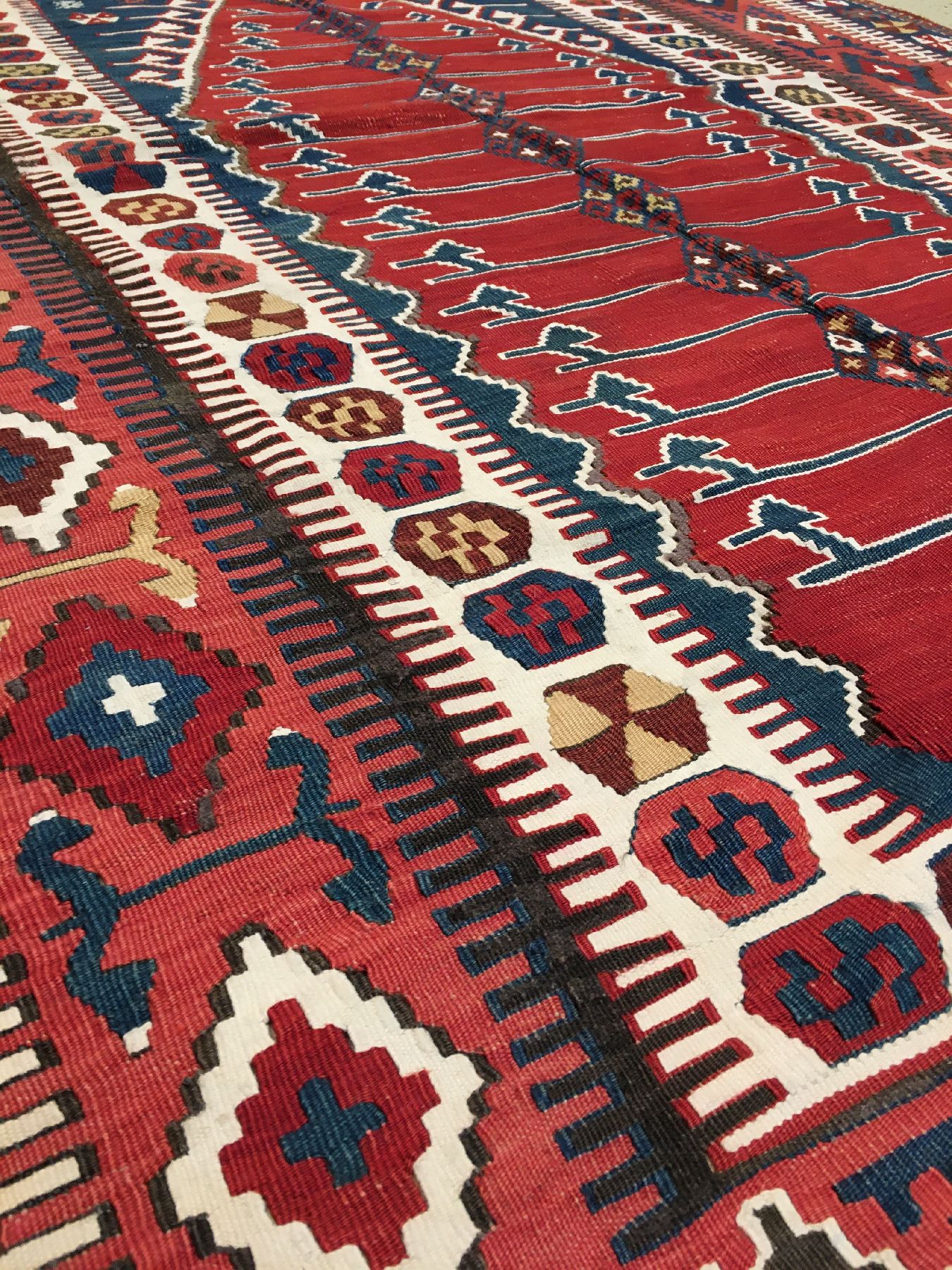 Detail d: Feiner Obruk "Gebetskelim" antik, Zentralanatolien, 19.Jhd., Wolle mit weißen Baumwoll-Highlights gewebt auf Wolle. Seltener ...