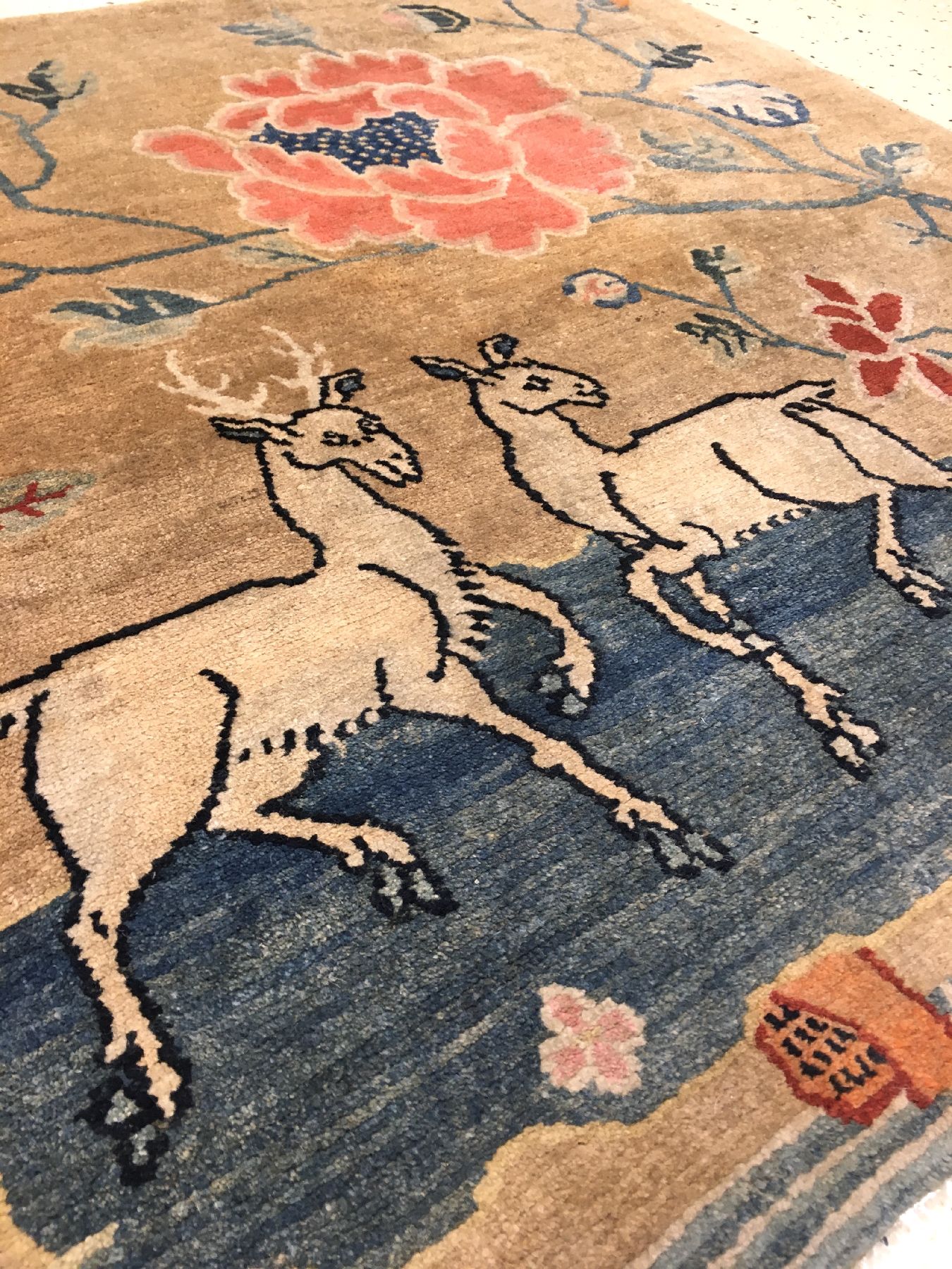 Detail b: Schigatse "Jabuye" alt, Südtibet, um 1920, Wolle geknüpft auf Wolle. Seltene tibetische Jabuye wohl gefertigt für Zeremonialzwecke. ...