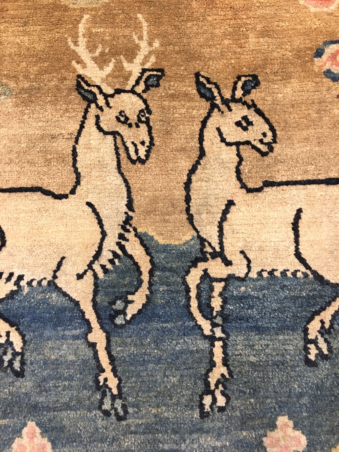 Detail c: Schigatse "Jabuye" alt, Südtibet, um 1920, Wolle geknüpft auf Wolle. Seltene tibetische Jabuye wohl gefertigt für Zeremonialzwecke. ...