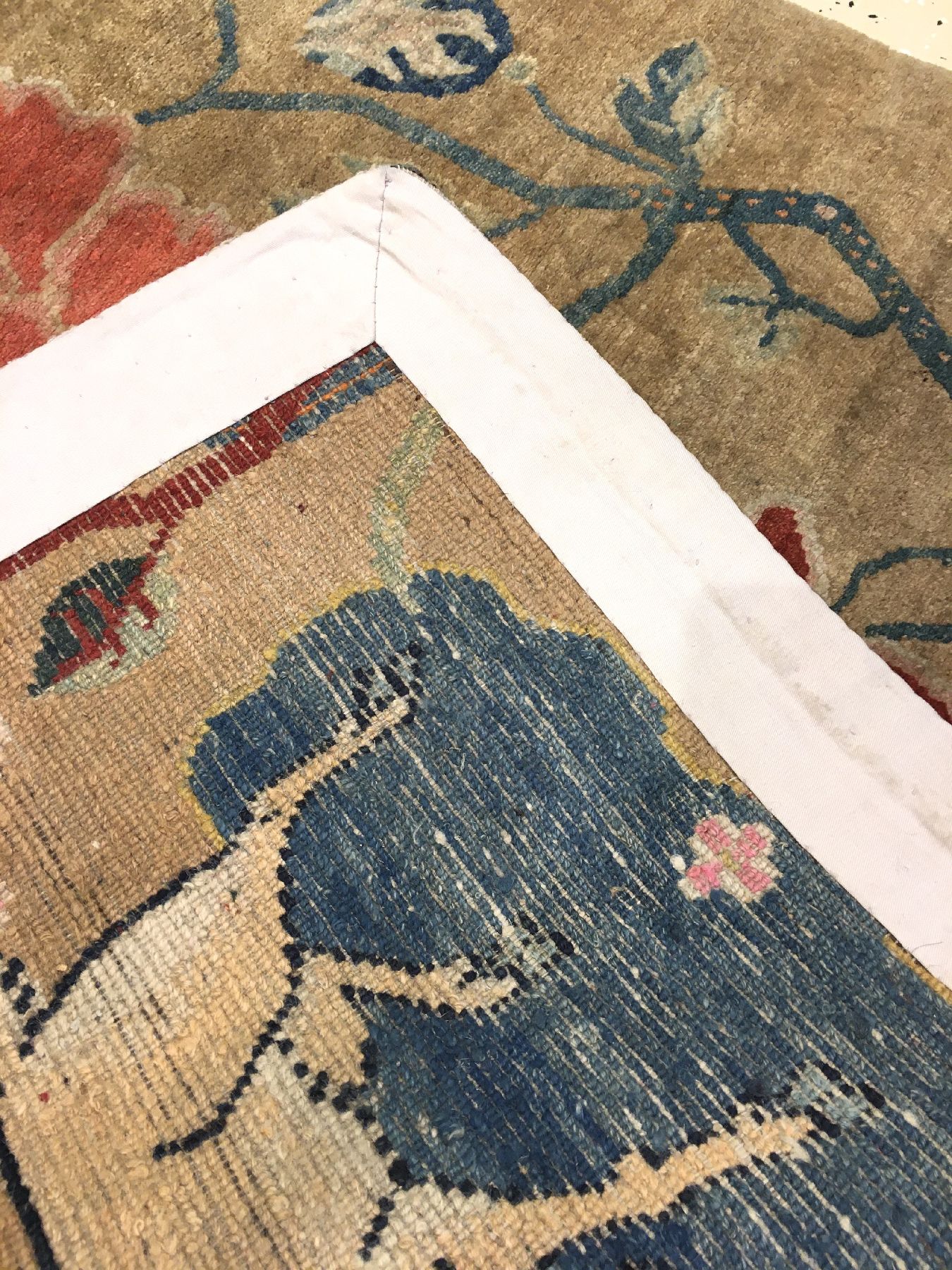 Detail g: Schigatse "Jabuye" alt, Südtibet, um 1920, Wolle geknüpft auf Wolle. Seltene tibetische Jabuye wohl gefertigt für Zeremonialzwecke. ...