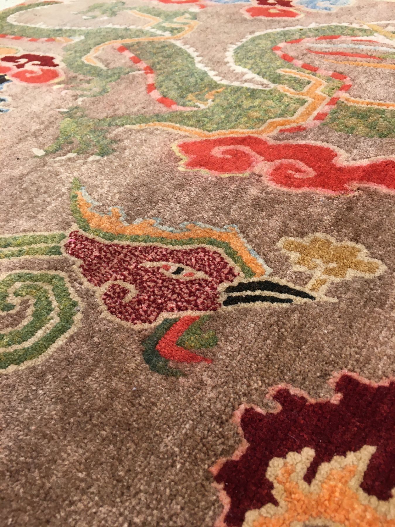 Detail d: Schigatse "Jabuye" alt (Drache & Phönyx) "Signiert", Südtibet, um 1920, Wolle geknüpft auf Wolle. Seltene Jabuye wohl ...