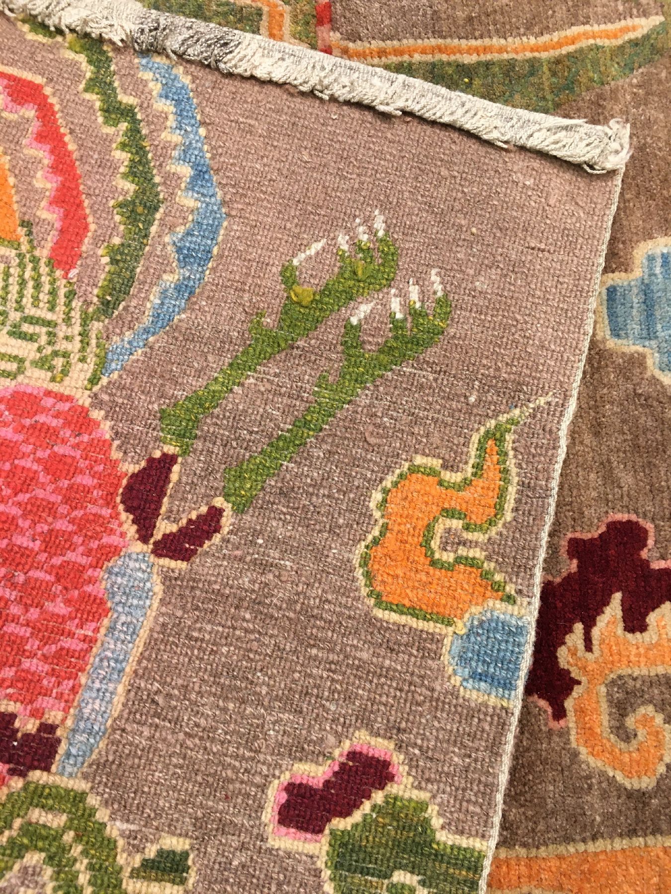Detail g: Schigatse "Jabuye" alt (Drache & Phönyx) "Signiert", Südtibet, um 1920, Wolle geknüpft auf Wolle. Seltene Jabuye wohl ...