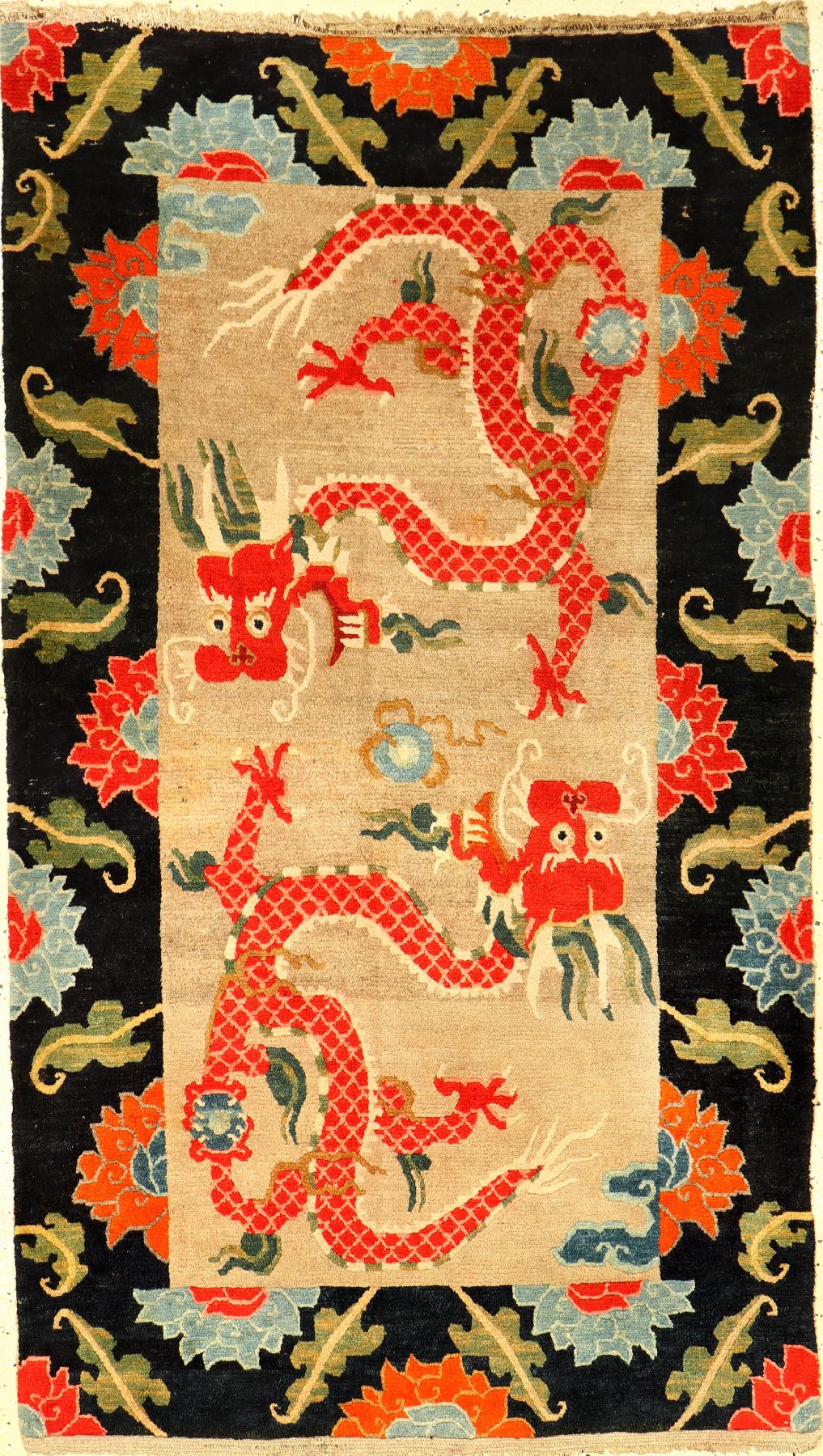 Seltener Schigatse Khaden alt (Drachen & Lotus), Südtibet, um 1920, Wolle geknüpft auf Wolle. Hochdekorativer Khaden mit zwei rote Drachen und ...
