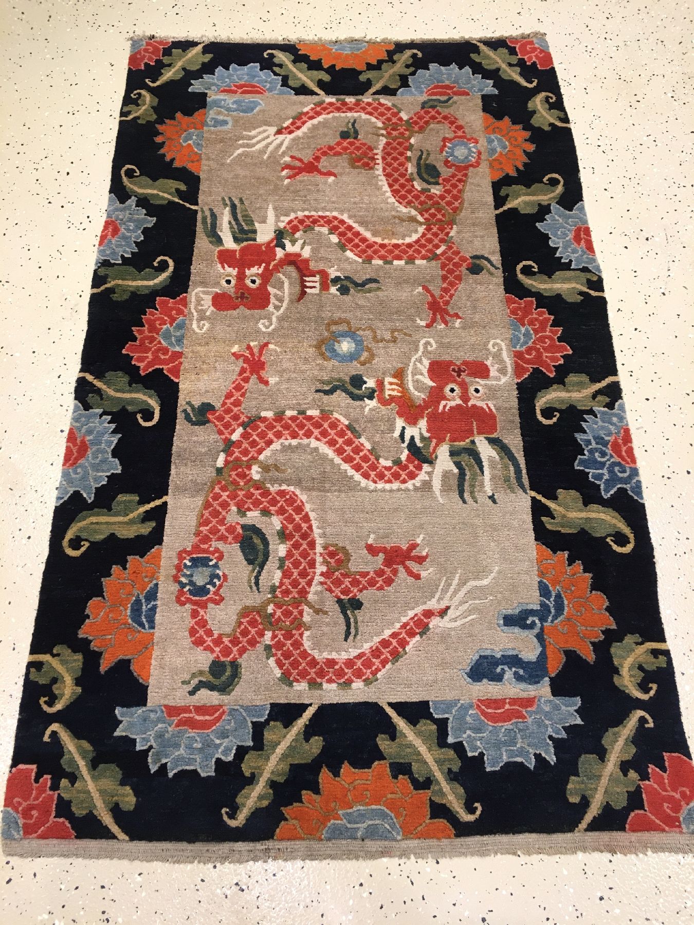 Detail a: Seltener Schigatse Khaden alt (Drachen & Lotus), Südtibet, um 1920, Wolle geknüpft auf Wolle. Hochdekorativer Khaden mit zwei rote Drachen und ...