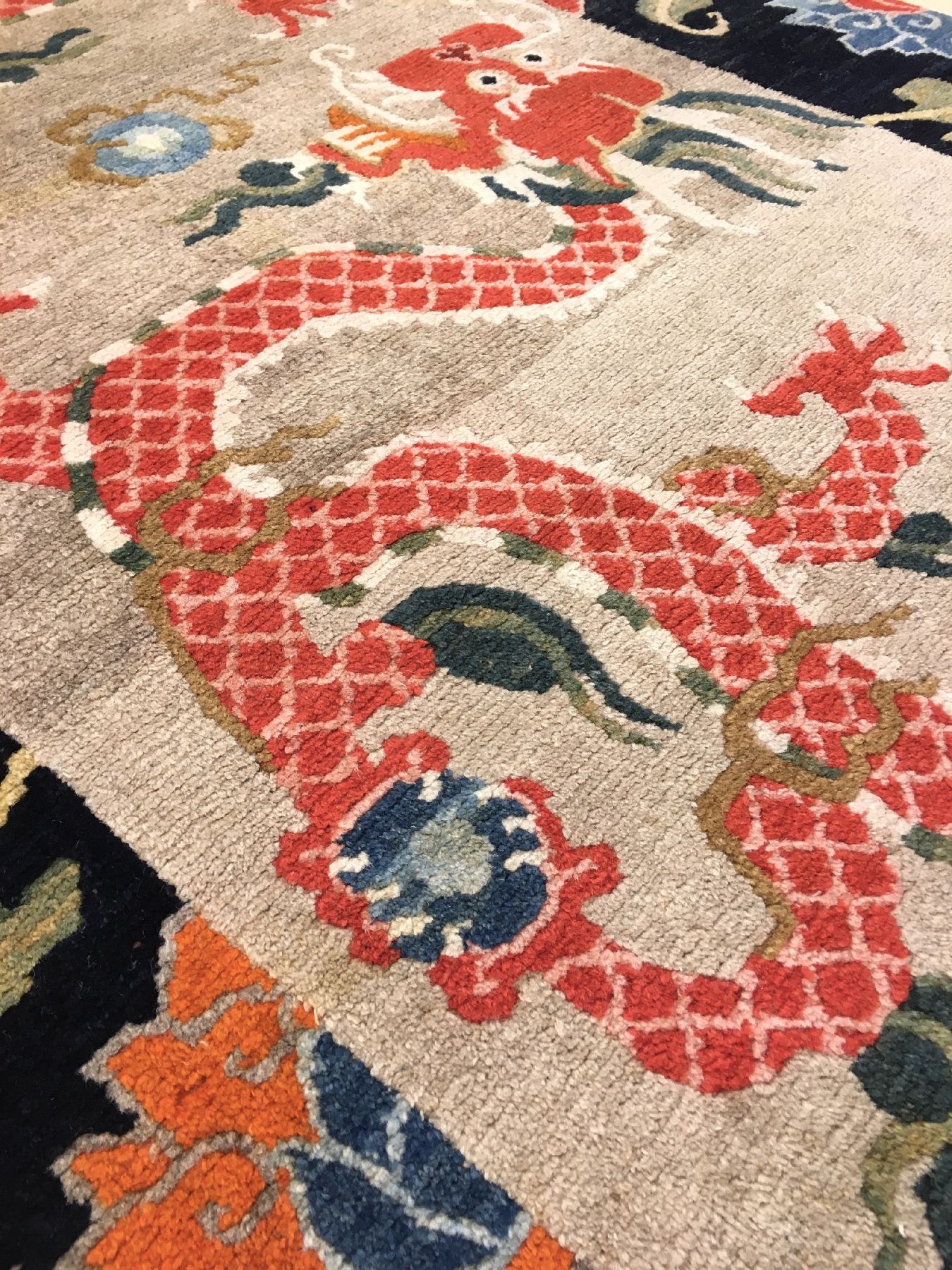 Detail b: Seltener Schigatse Khaden alt (Drachen & Lotus), Südtibet, um 1920, Wolle geknüpft auf Wolle. Hochdekorativer Khaden mit zwei rote Drachen und ...