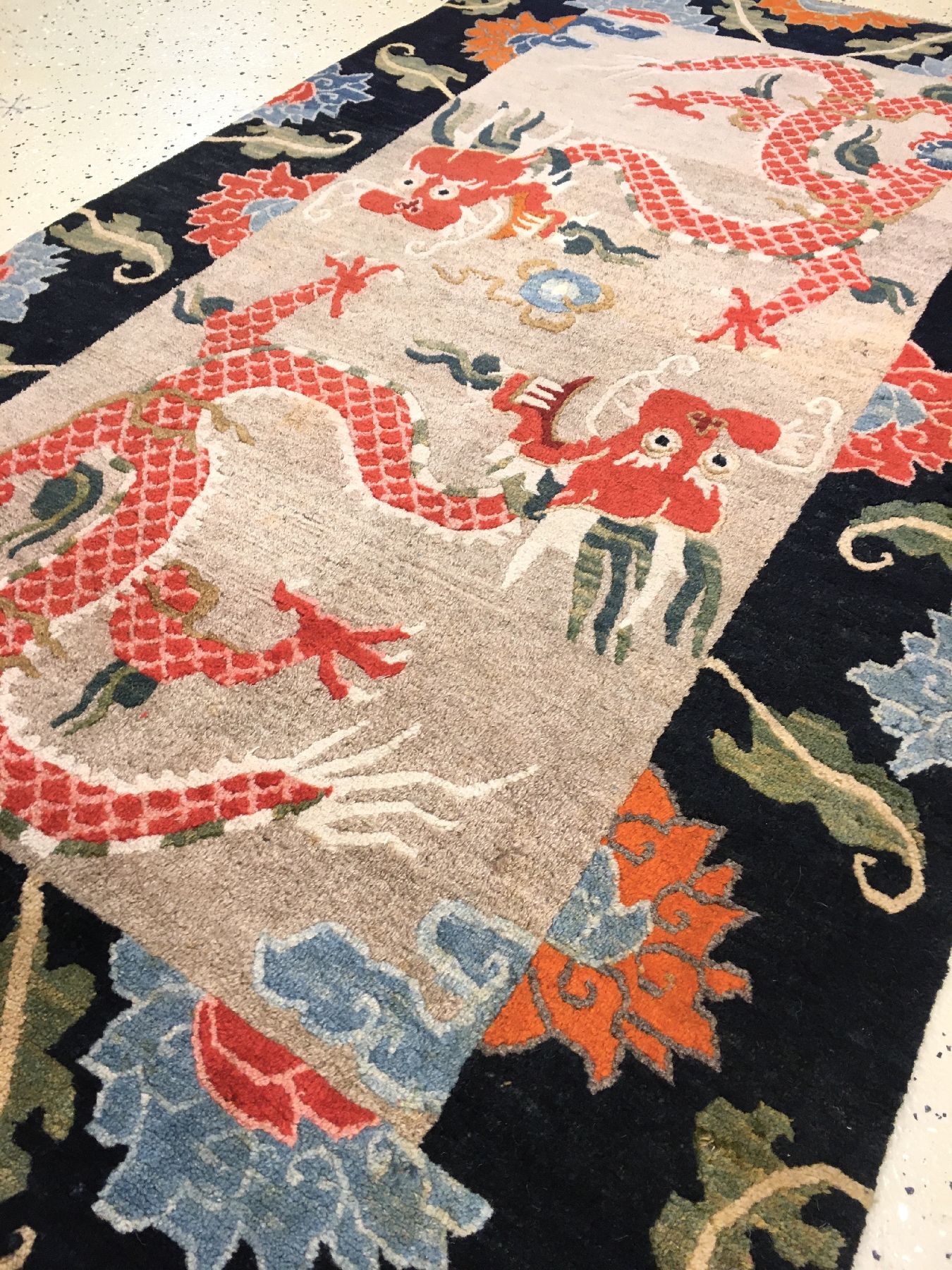 Detail c: Seltener Schigatse Khaden alt (Drachen & Lotus), Südtibet, um 1920, Wolle geknüpft auf Wolle. Hochdekorativer Khaden mit zwei rote Drachen und ...