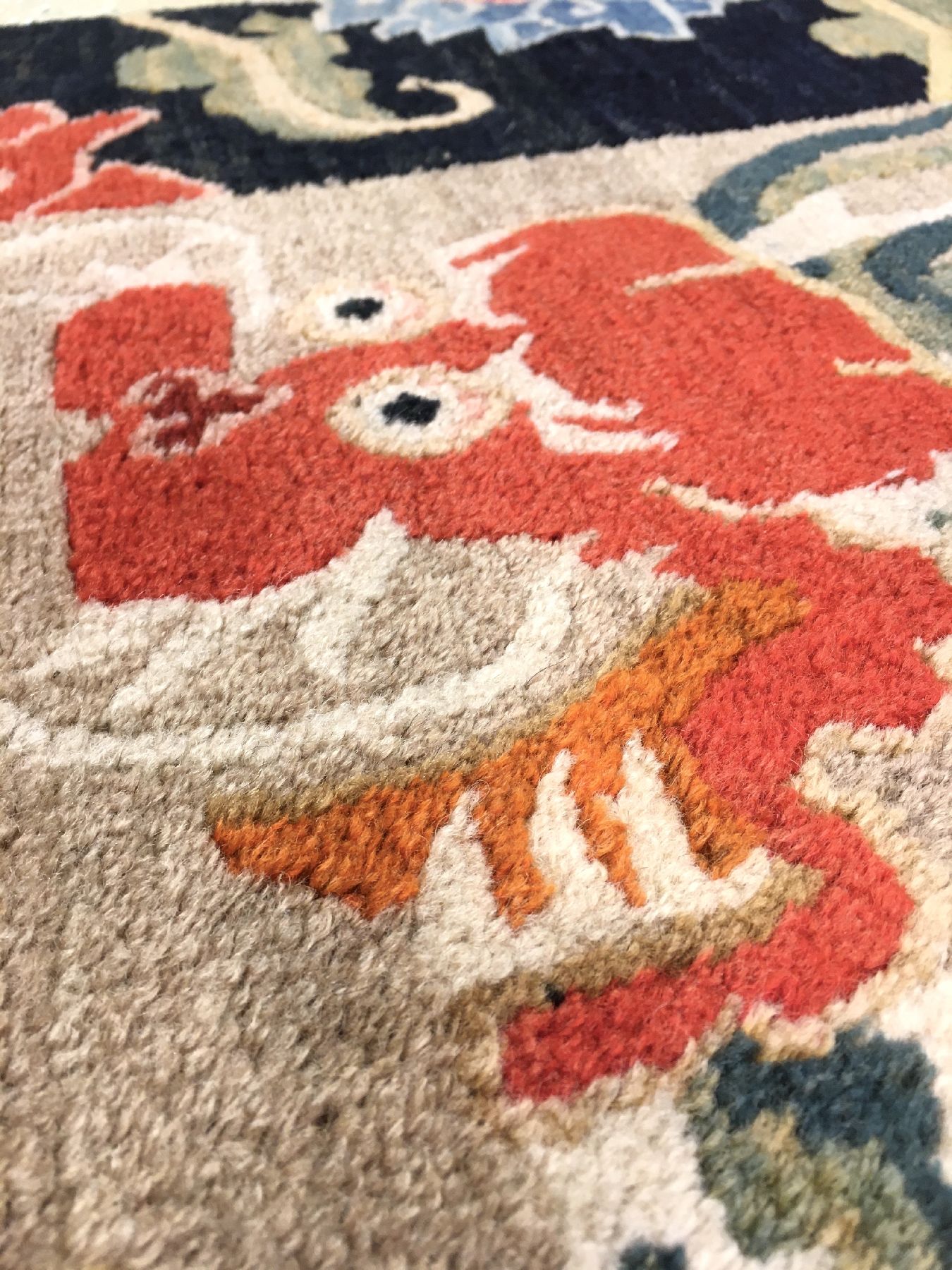 Detail d: Seltener Schigatse Khaden alt (Drachen & Lotus), Südtibet, um 1920, Wolle geknüpft auf Wolle. Hochdekorativer Khaden mit zwei rote Drachen und ...