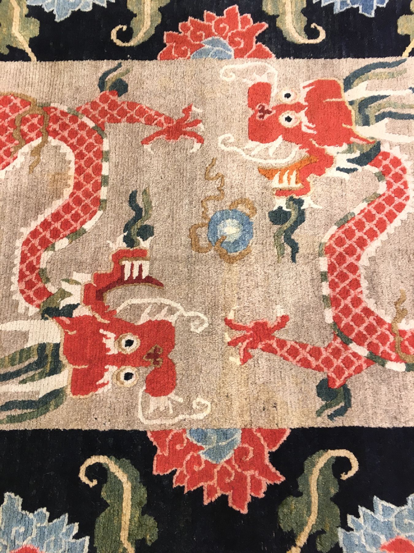 Detail f: Seltener Schigatse Khaden alt (Drachen & Lotus), Südtibet, um 1920, Wolle geknüpft auf Wolle. Hochdekorativer Khaden mit zwei rote Drachen und ...