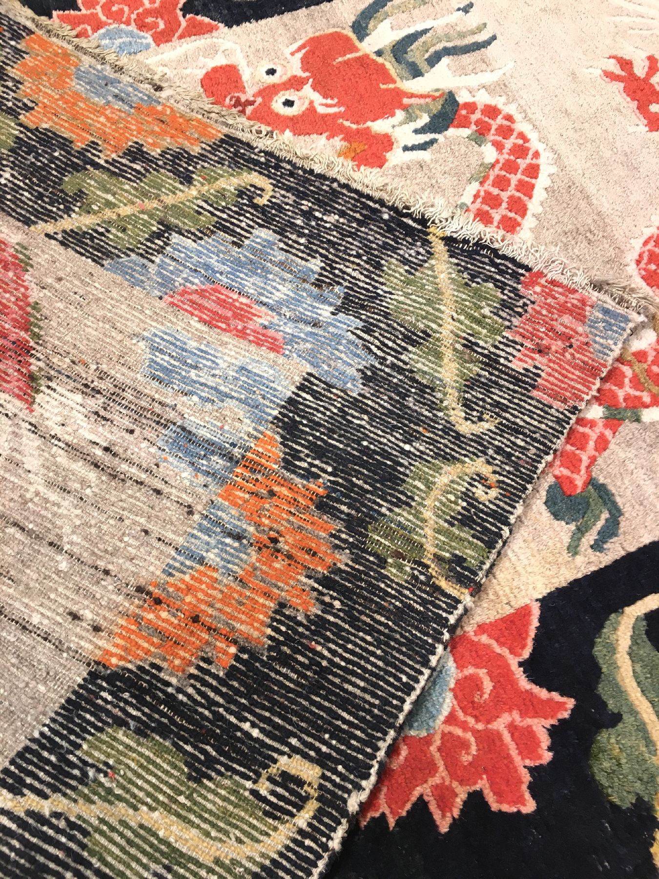 Detail g: Seltener Schigatse Khaden alt (Drachen & Lotus), Südtibet, um 1920, Wolle geknüpft auf Wolle. Hochdekorativer Khaden mit zwei rote Drachen und ...