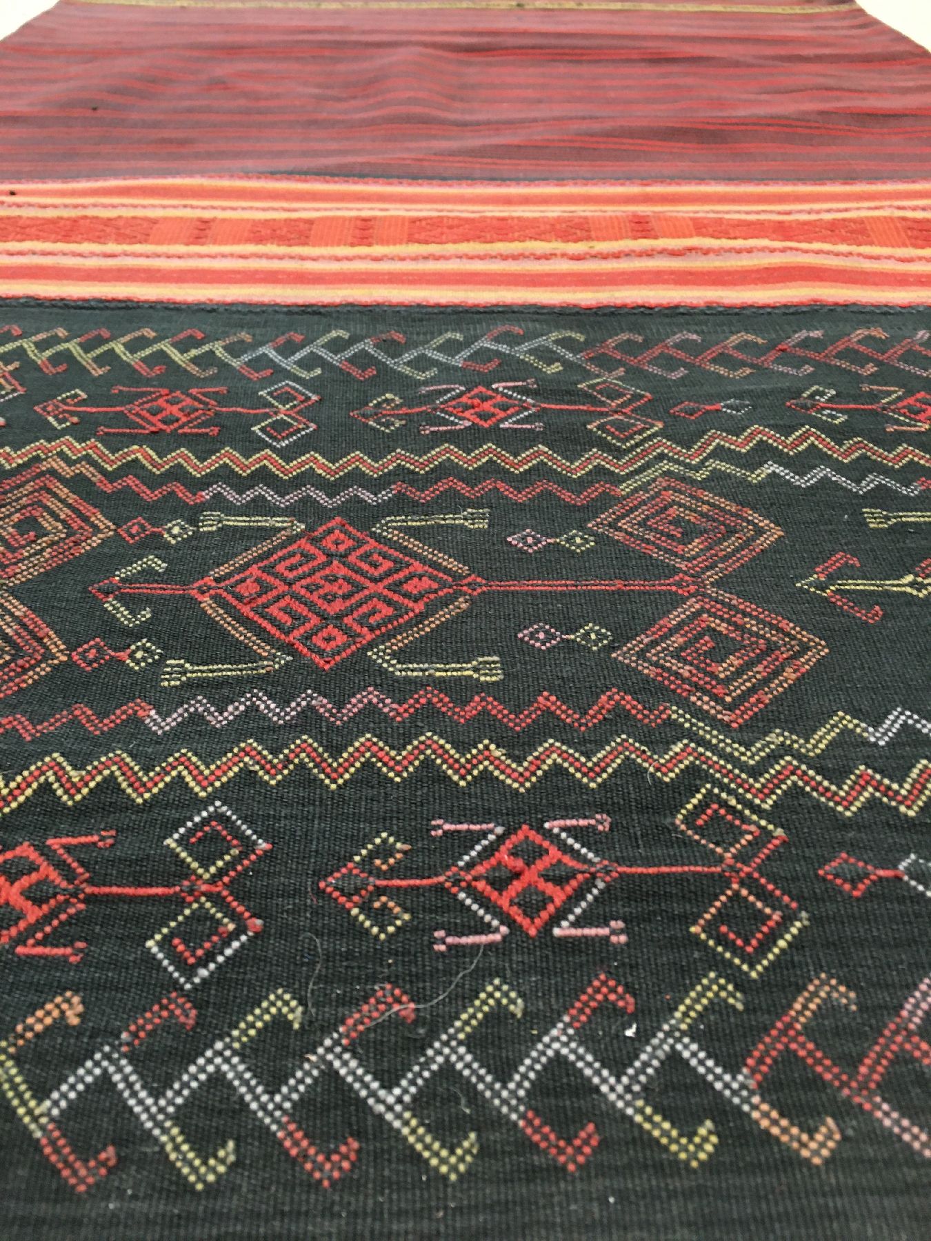 Detail b: Feines indonesisches Textil alt, Indonesien, um 1920/1930, Baumwolle/Wolle. Feine Qualität, selten, ca. 147 x 52 cm, EHZ: 2-3.