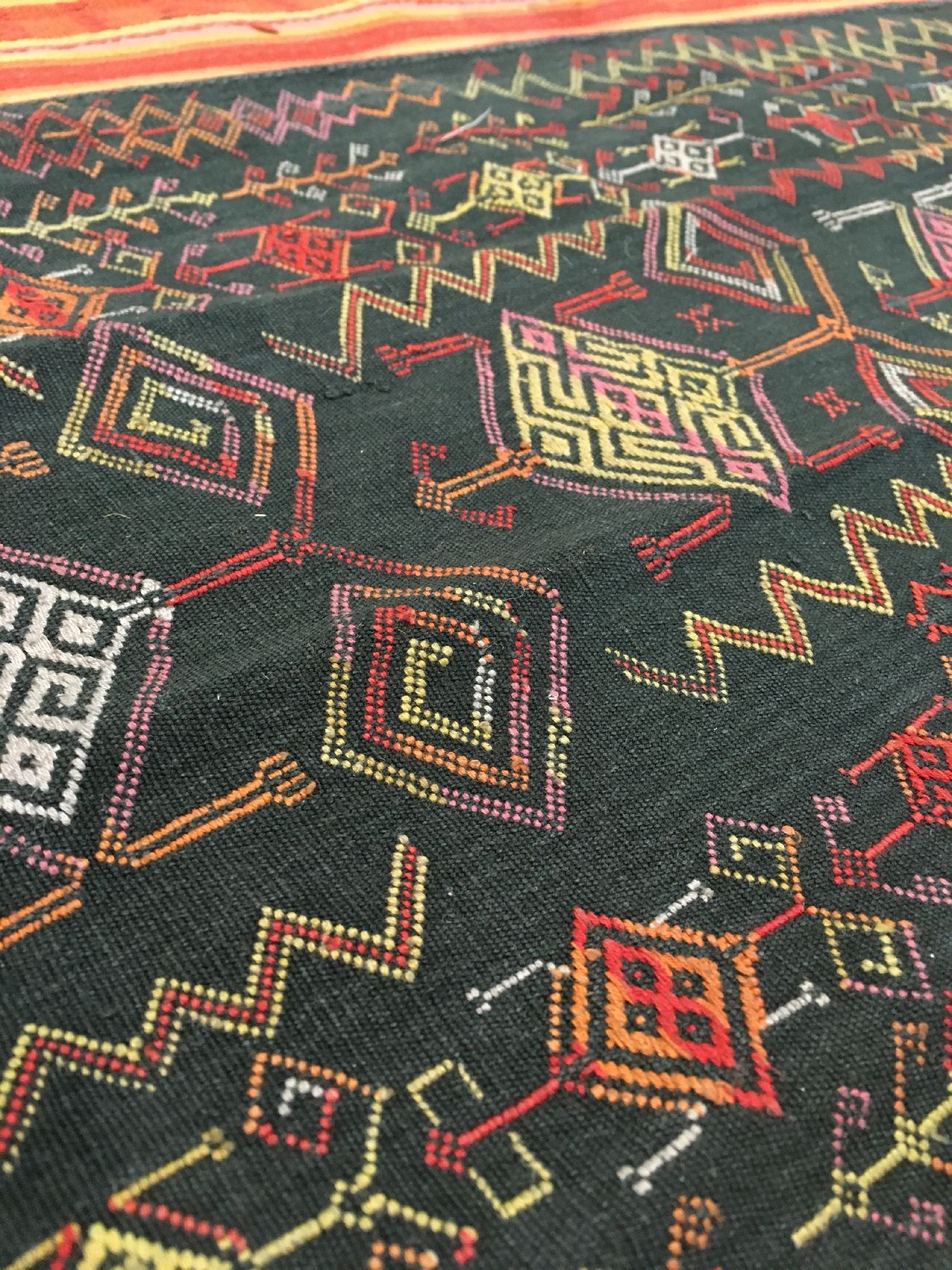 Detail c: Feines indonesisches Textil alt, Indonesien, um 1920/1930, Baumwolle/Wolle. Feine Qualität, selten, ca. 147 x 52 cm, EHZ: 2-3.