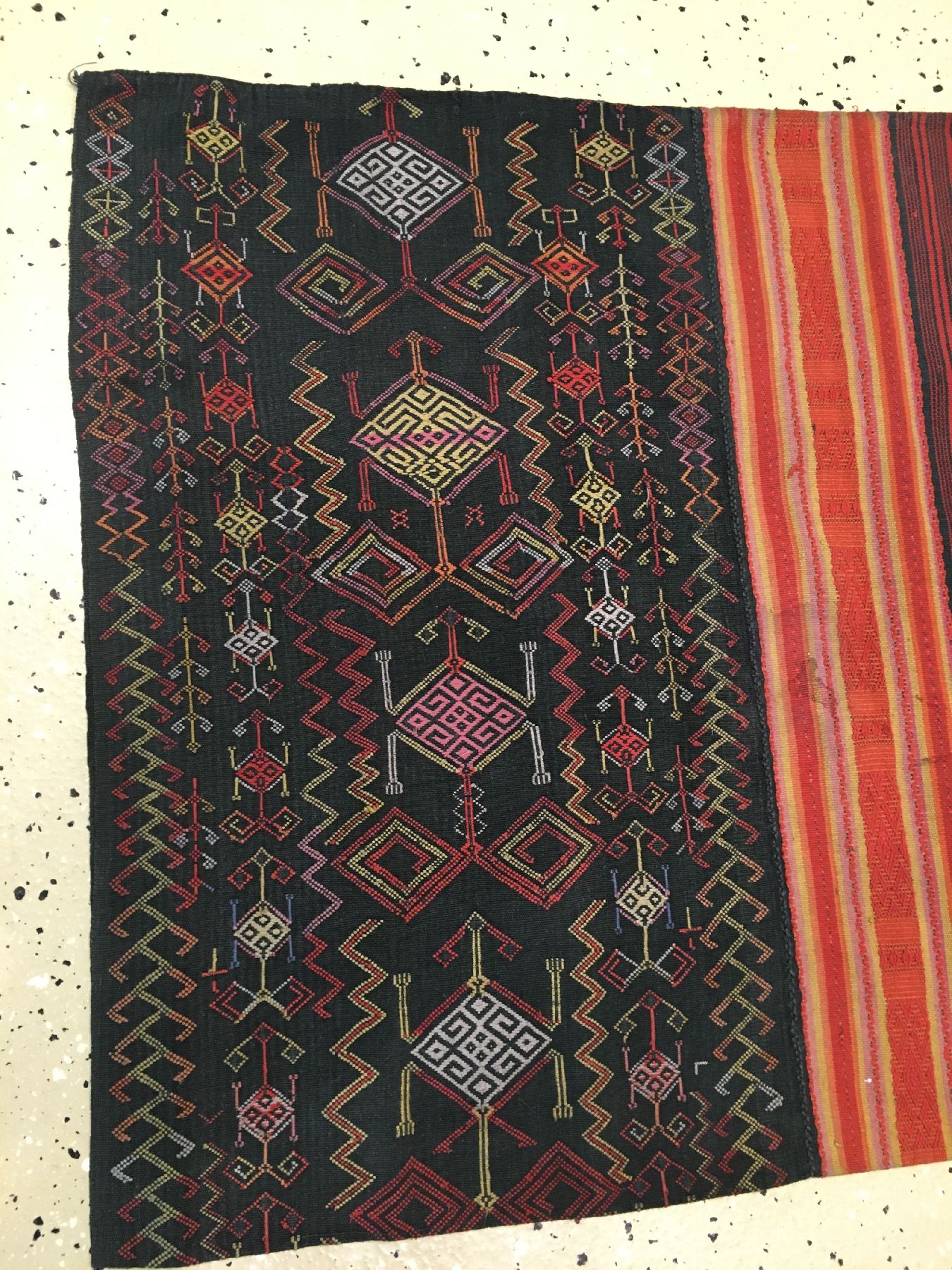 Detail d: Feines indonesisches Textil alt, Indonesien, um 1920/1930, Baumwolle/Wolle. Feine Qualität, selten, ca. 147 x 52 cm, EHZ: 2-3.