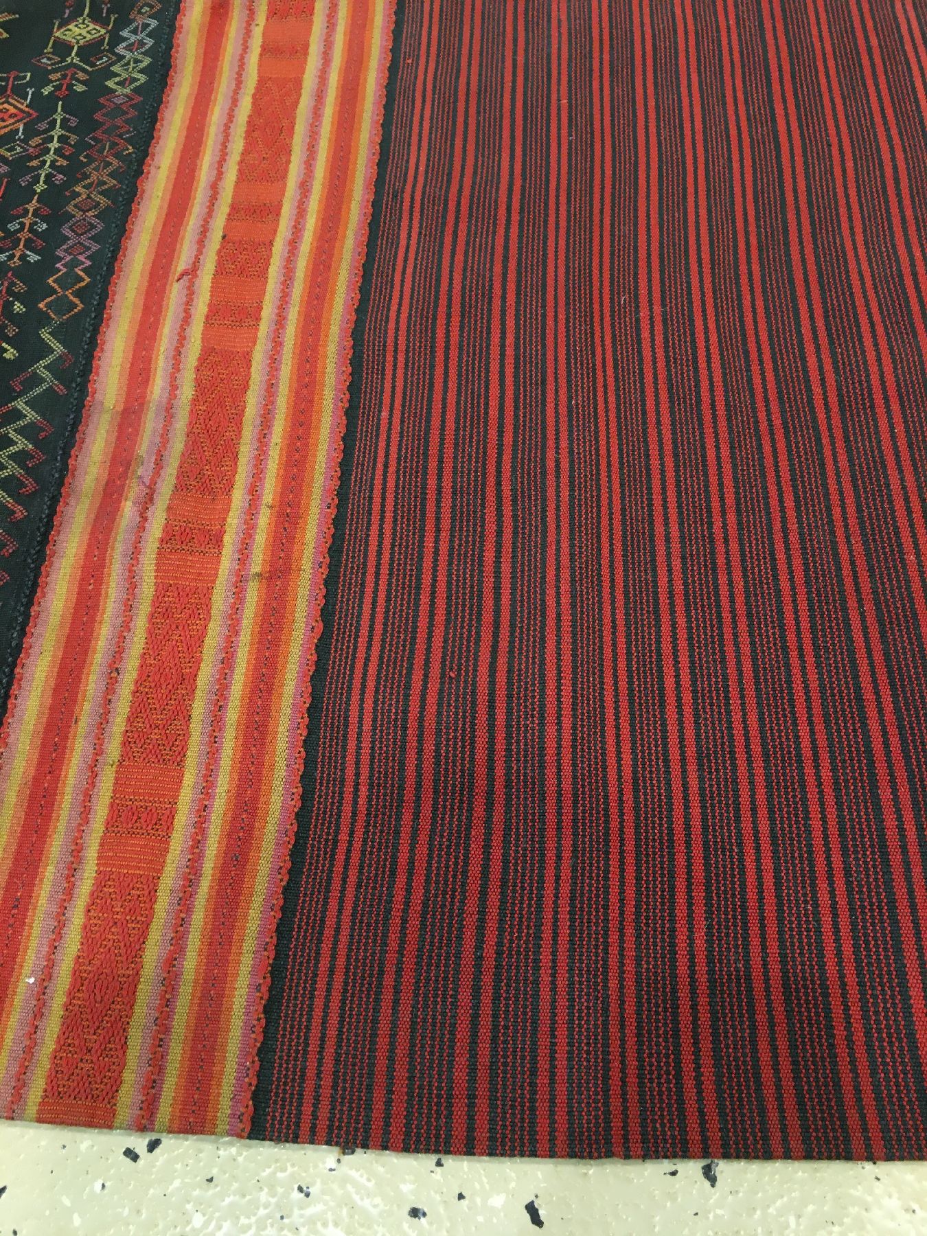 Detail e: Feines indonesisches Textil alt, Indonesien, um 1920/1930, Baumwolle/Wolle. Feine Qualität, selten, ca. 147 x 52 cm, EHZ: 2-3.