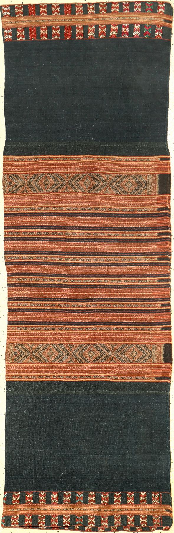 Feines indonesisches Textil alt, Indonesien, um 1920/1930, Baumwolle/Wolle. Bemerkenswerte feine Qualität, Rarität, ca. 170 x 55 cm, EHZ: 2-3.