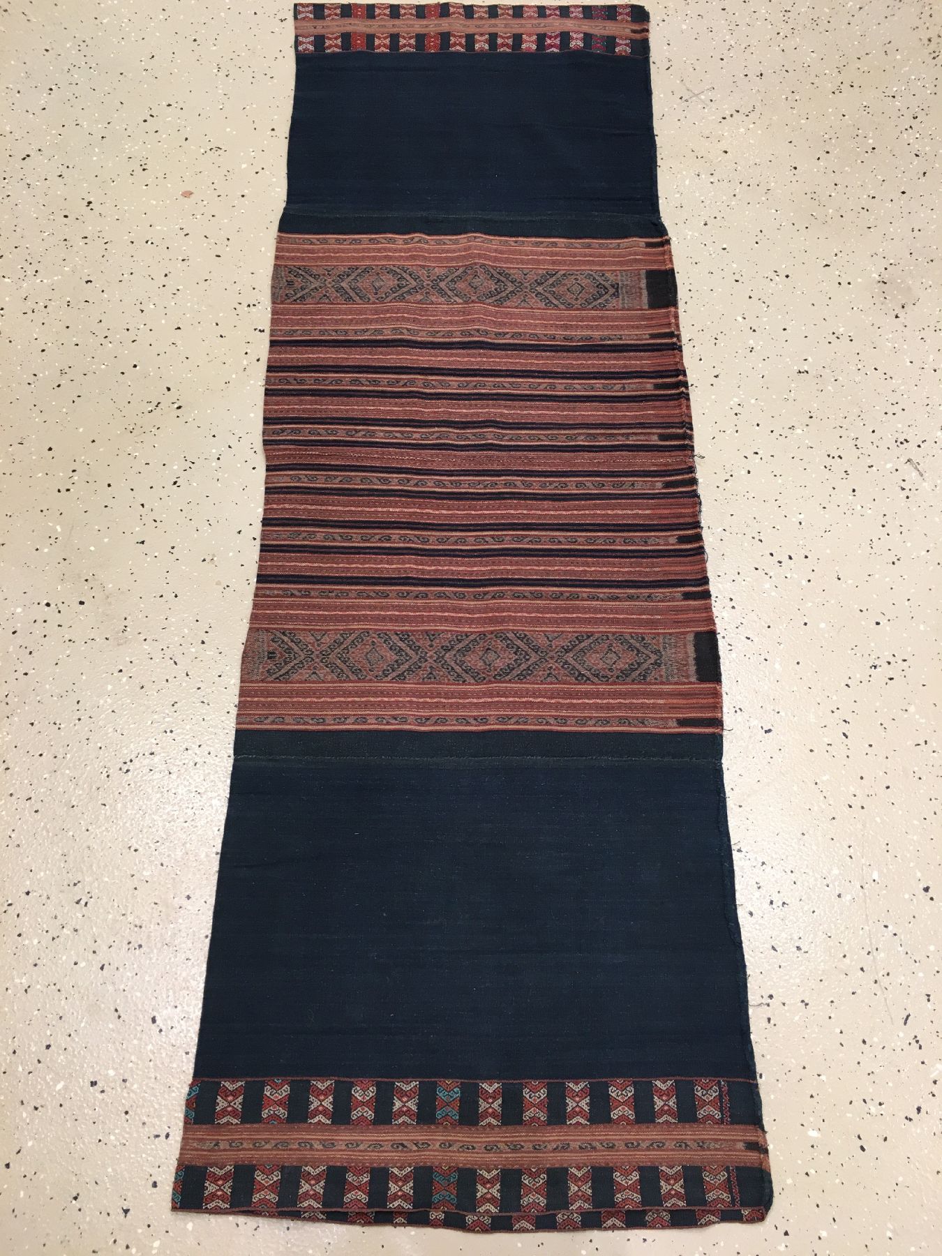Detail a: Feines indonesisches Textil alt, Indonesien, um 1920/1930, Baumwolle/Wolle. Bemerkenswerte feine Qualität, Rarität, ca. 170 x 55 cm, EHZ: 2-3.