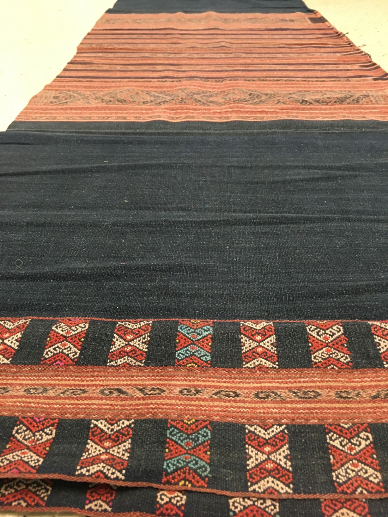 Detail b: Feines indonesisches Textil alt, Indonesien, um 1920/1930, Baumwolle/Wolle. Bemerkenswerte feine Qualität, Rarität, ca. 170 x 55 cm, EHZ: 2-3.