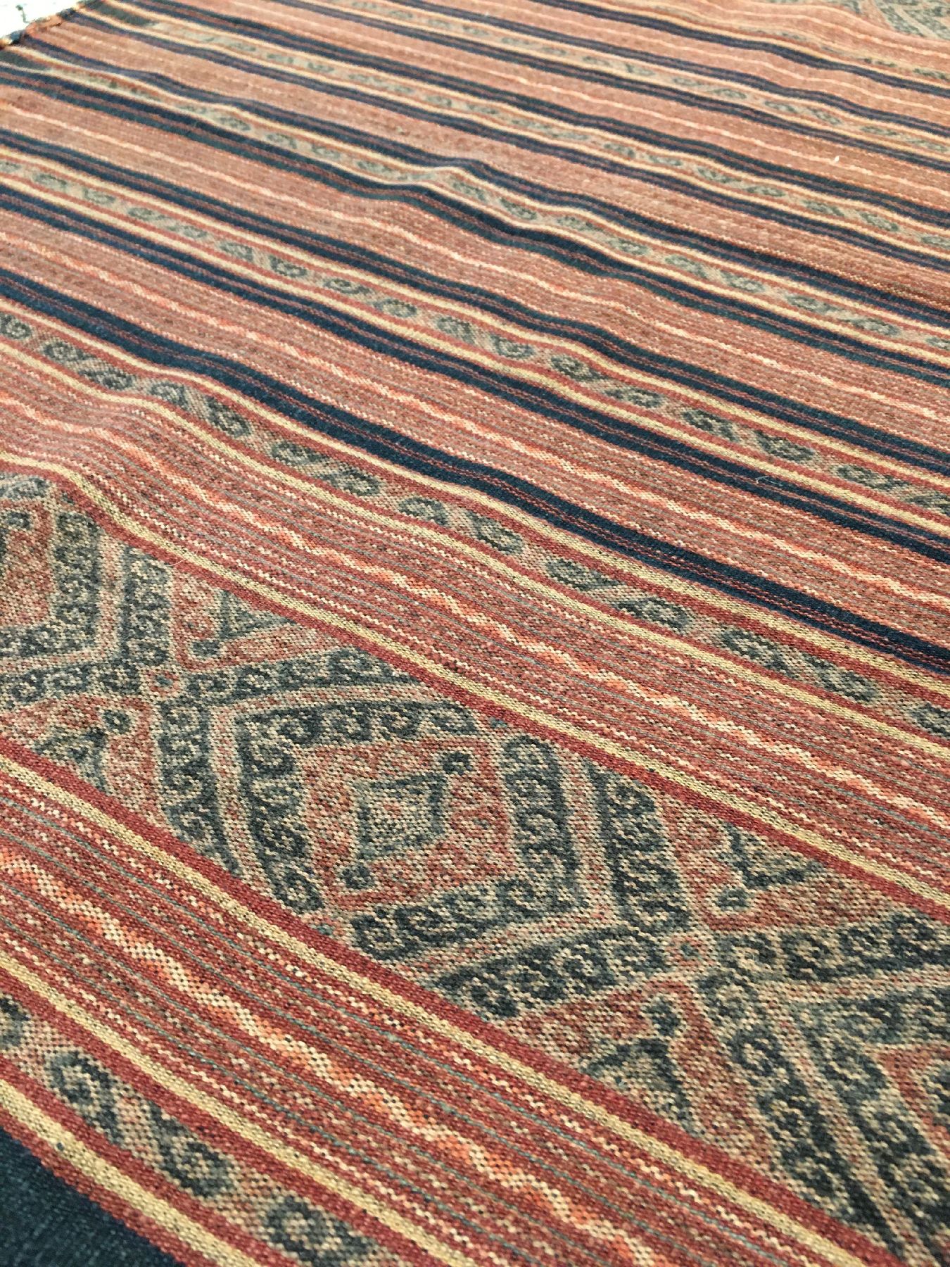 Detail d: Feines indonesisches Textil alt, Indonesien, um 1920/1930, Baumwolle/Wolle. Bemerkenswerte feine Qualität, Rarität, ca. 170 x 55 cm, EHZ: 2-3.